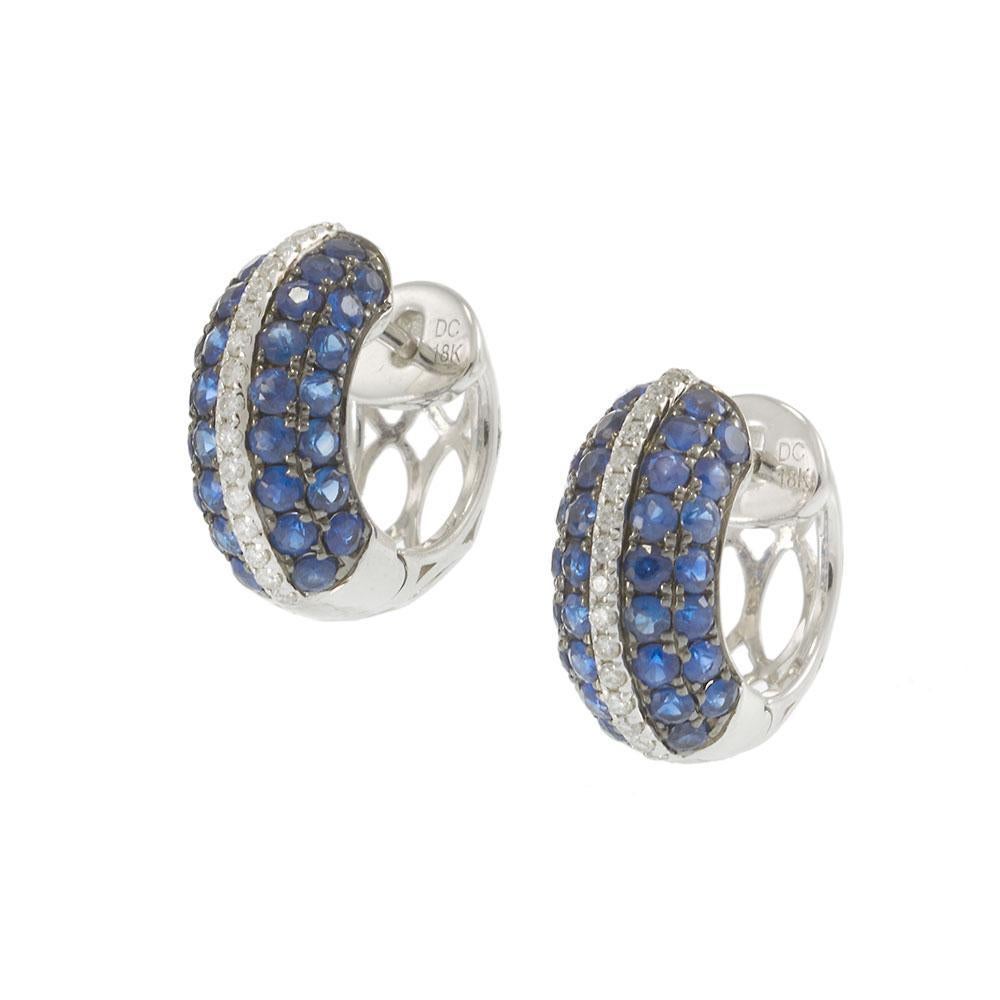 Taglio rotondo Orecchini Huggie con zaffiro blu e pavé di diamanti in oro bianco 18 carati in vendita