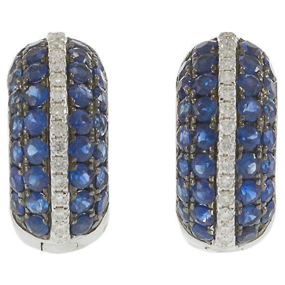 Orecchini Huggie con zaffiro blu e pavé di diamanti in oro bianco 18 carati in vendita