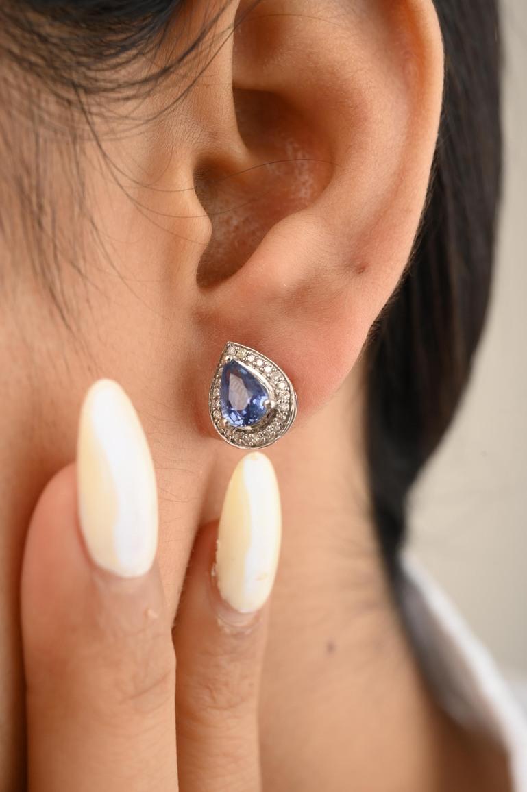 Boucles d'oreilles poire en or 14 carats avec saphir bleu et diamant pour mettre en valeur votre look. Vous aurez besoin de boucles d'oreilles pour affirmer votre look. Ces boucles d'oreilles créent un look étincelant et luxueux avec un saphir
