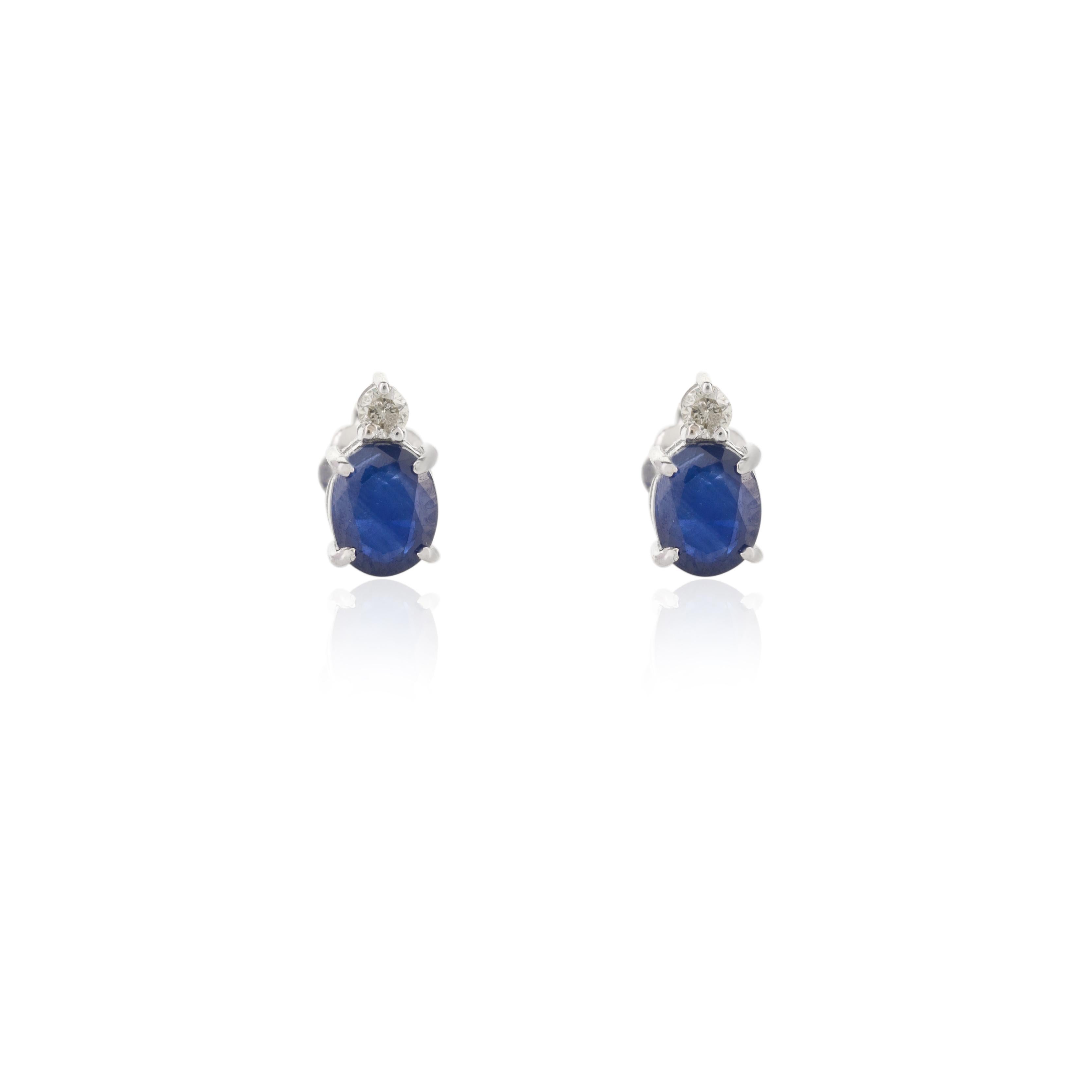 En vente :  Ensemble de pendentifs, bague et boucles d'oreilles en or blanc 18 carats, saphir bleu et diamants 10