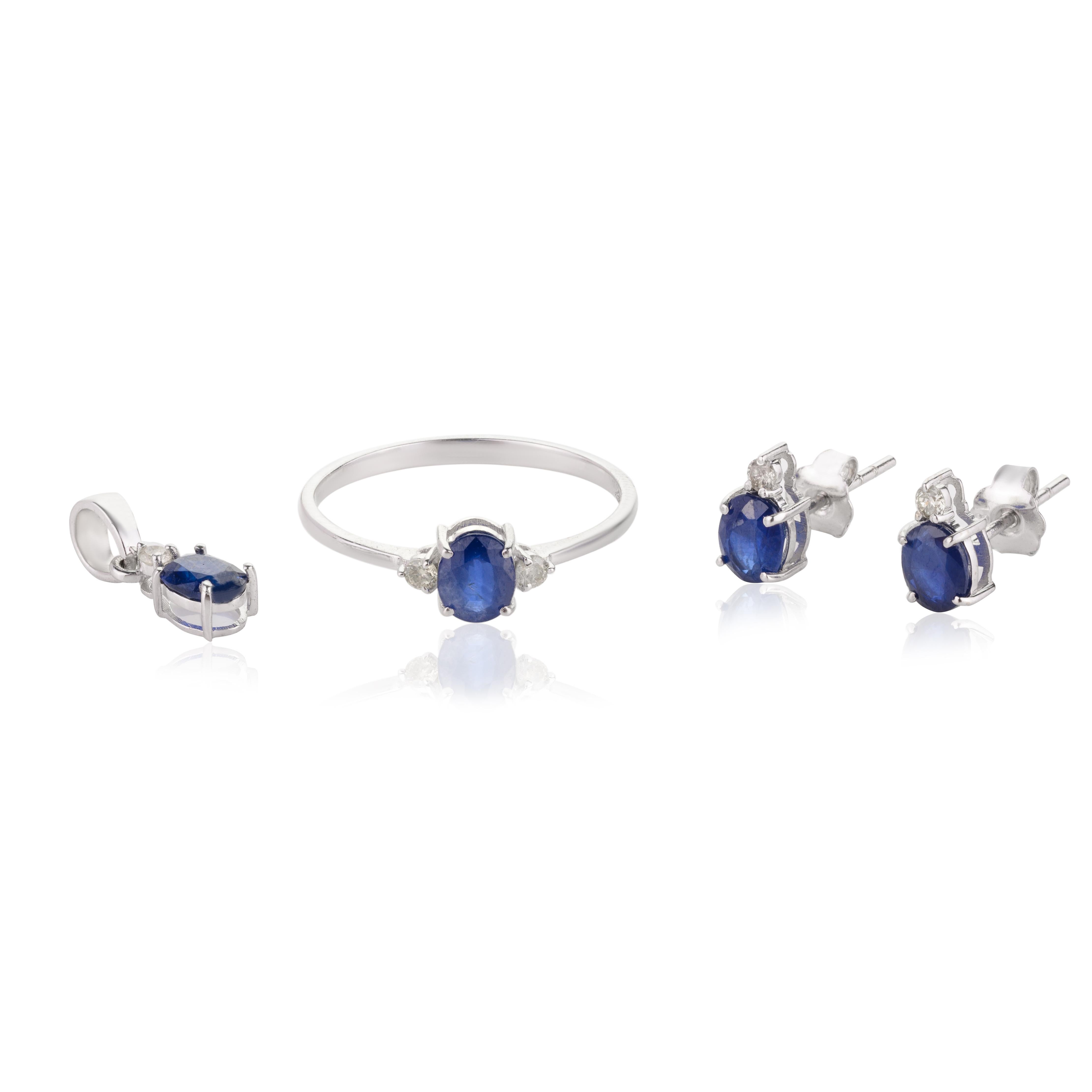 En vente :  Ensemble de pendentifs, bague et boucles d'oreilles en or blanc 18 carats, saphir bleu et diamants 16