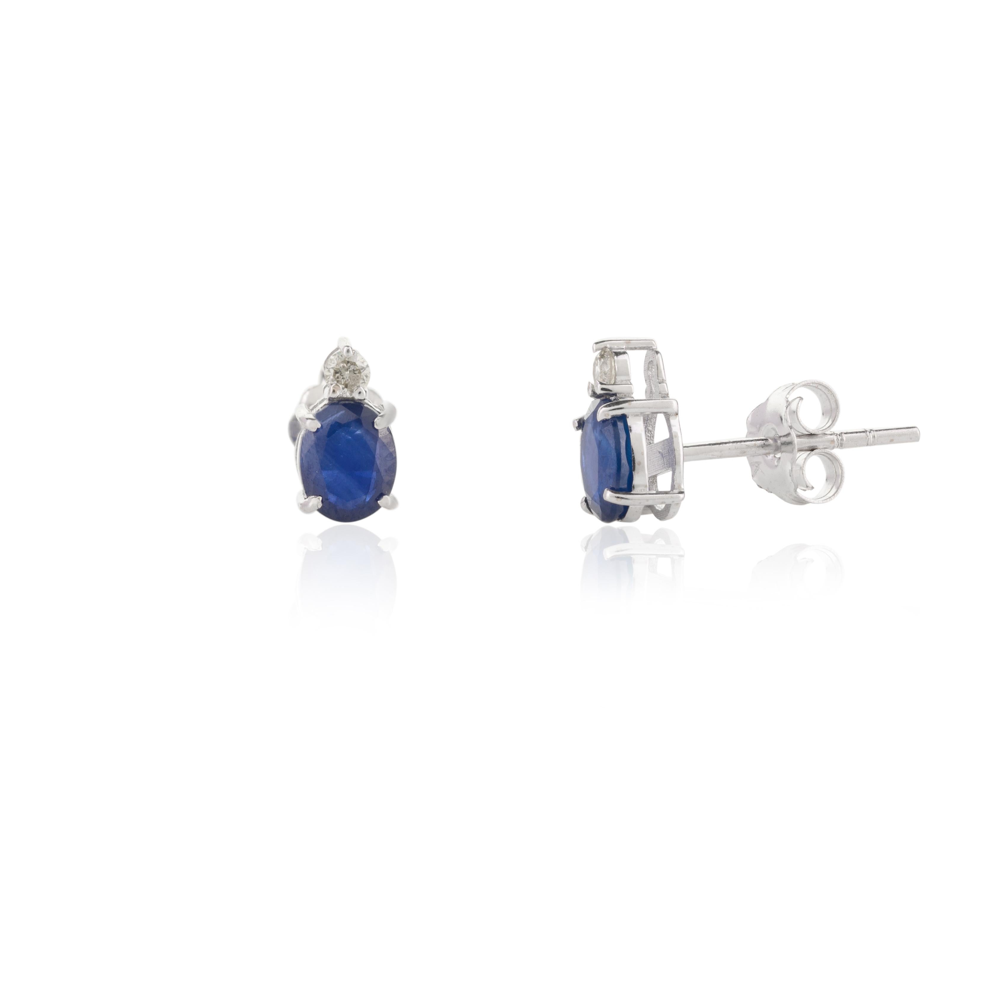 En vente :  Ensemble de pendentifs, bague et boucles d'oreilles en or blanc 18 carats, saphir bleu et diamants 3