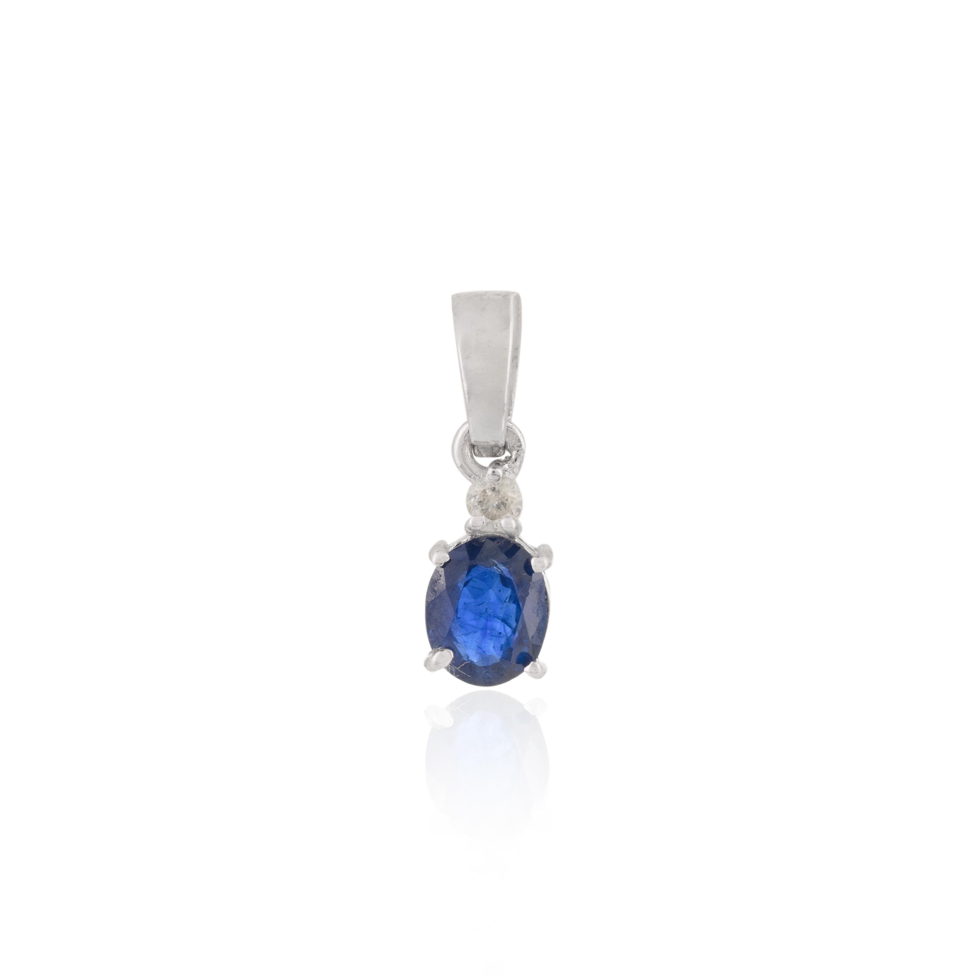 En vente :  Ensemble de pendentifs, bague et boucles d'oreilles en or blanc 18 carats, saphir bleu et diamants 6