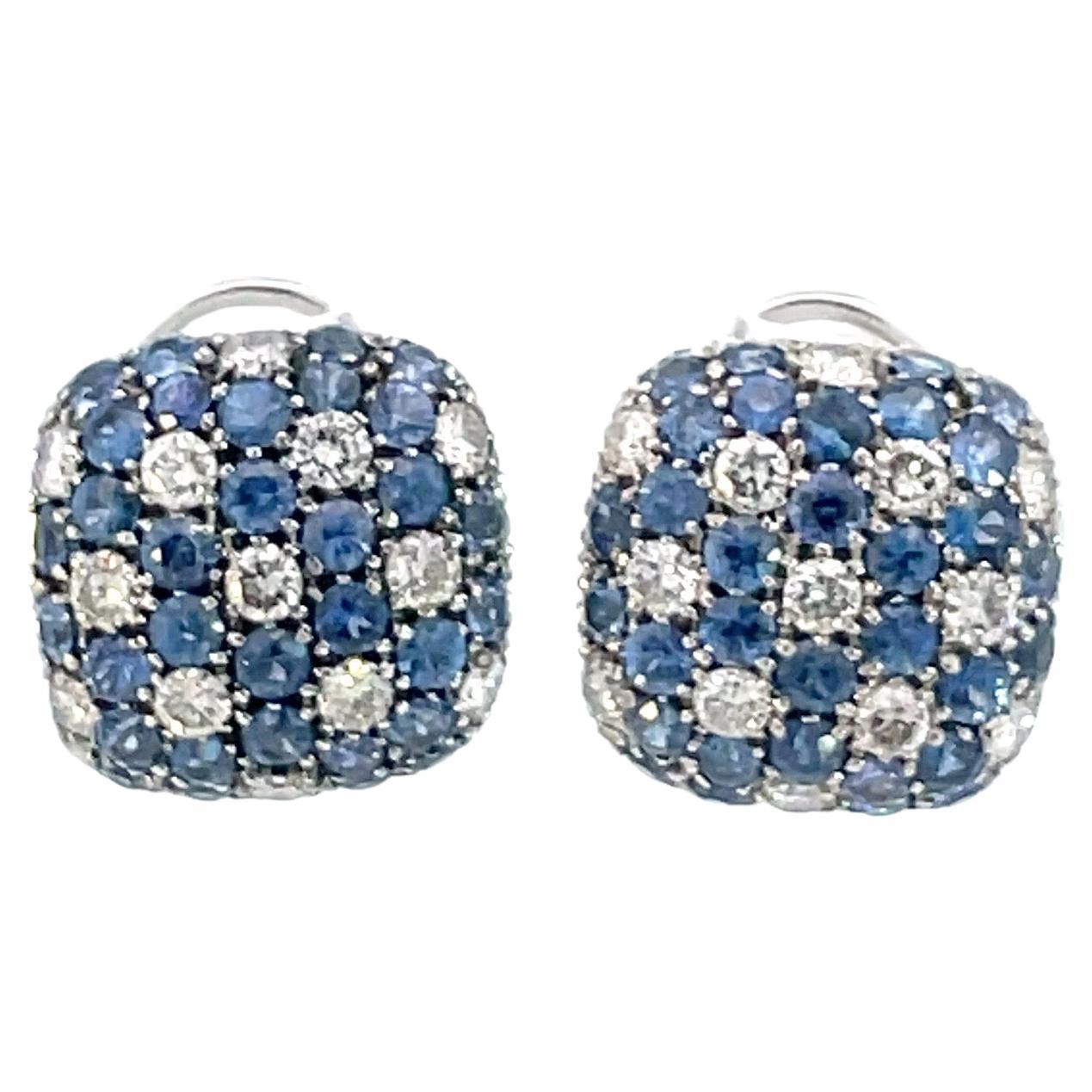 Boucles d'oreilles bouffantes en or blanc 18 carats avec saphir bleu et diamant en forme de coussin