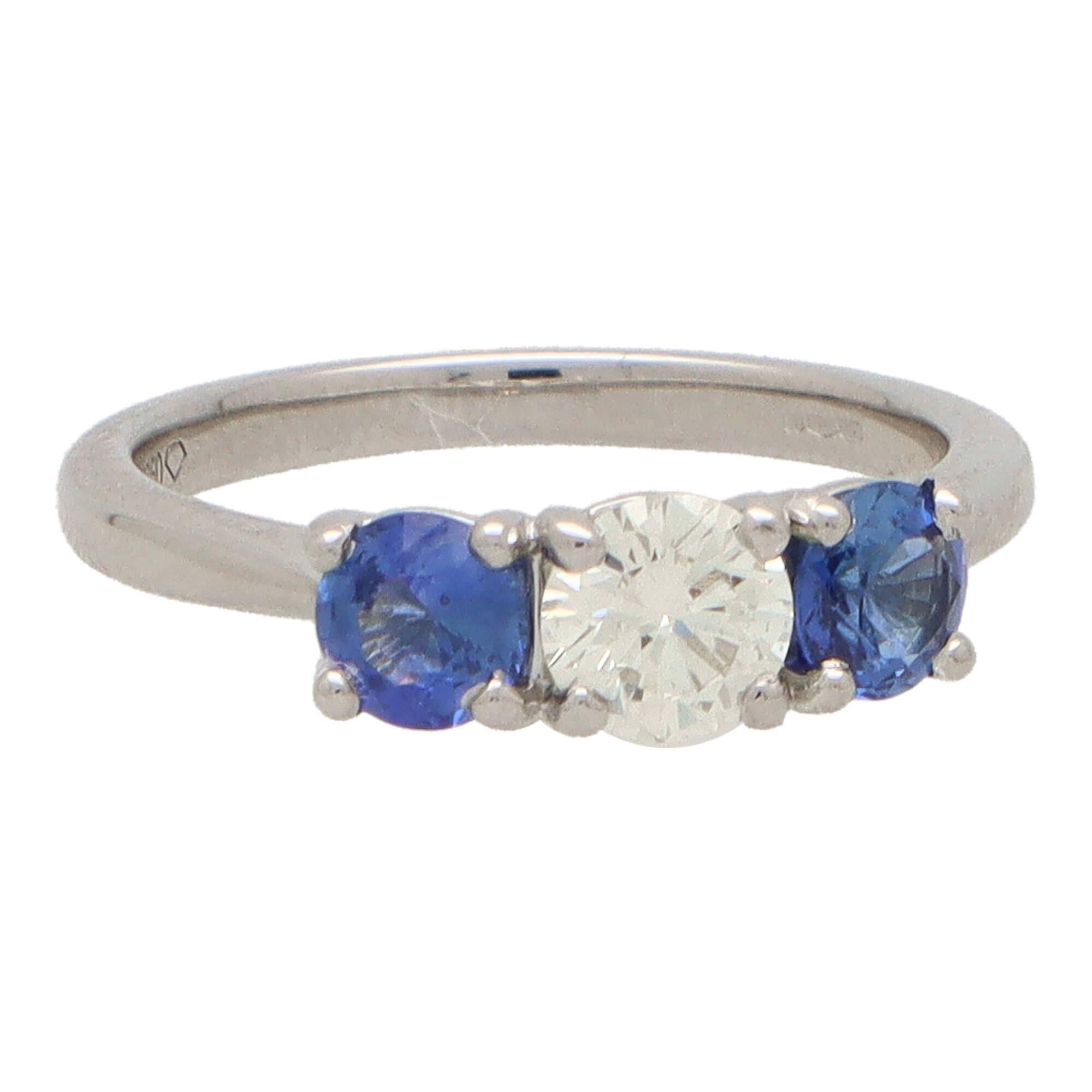 Taille ronde Bague à trois pierres en platine sertie de saphirs bleus et de diamants en vente