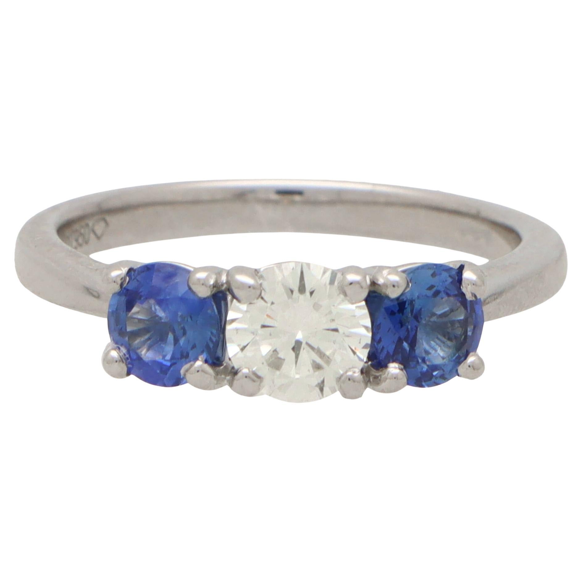 Bague à trois pierres en platine sertie de saphirs bleus et de diamants en vente