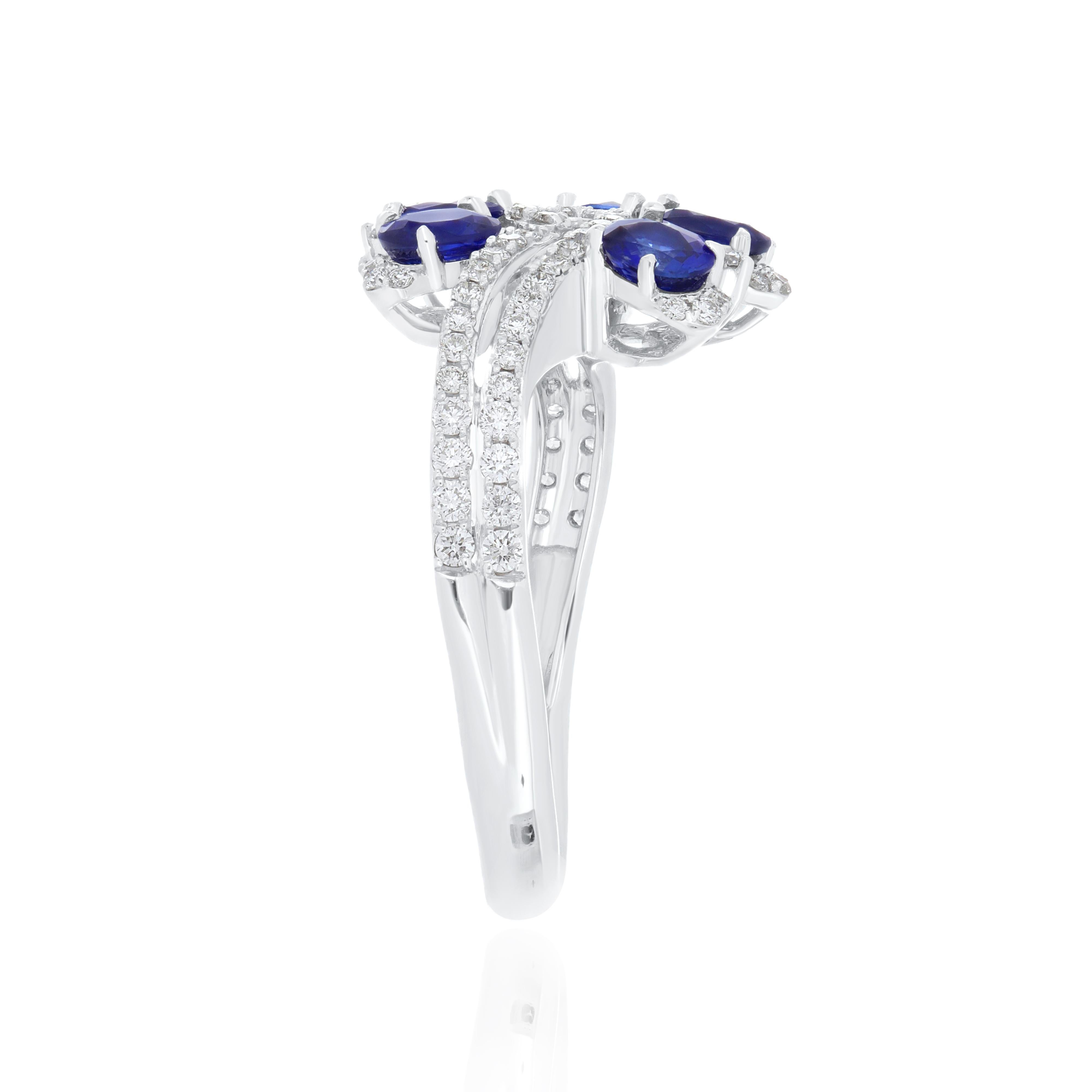 Wunderschöner handgefertigter Ring aus 18 Karat Weißgold mit blauem Saphir und Diamant Damen im Angebot