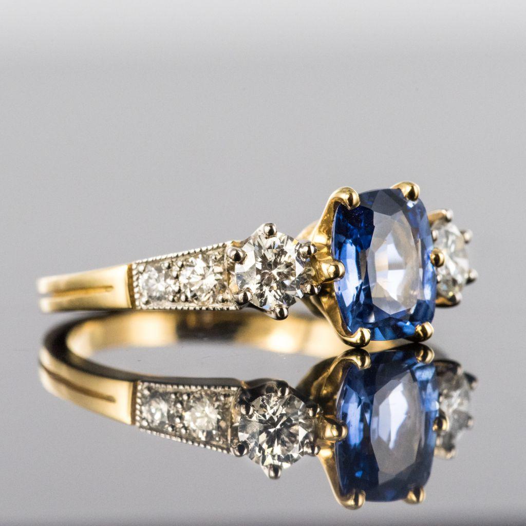 Modern Cushion- Cut Blue Sapphire Diamond 18 Karat Yellow Gold Ring 2