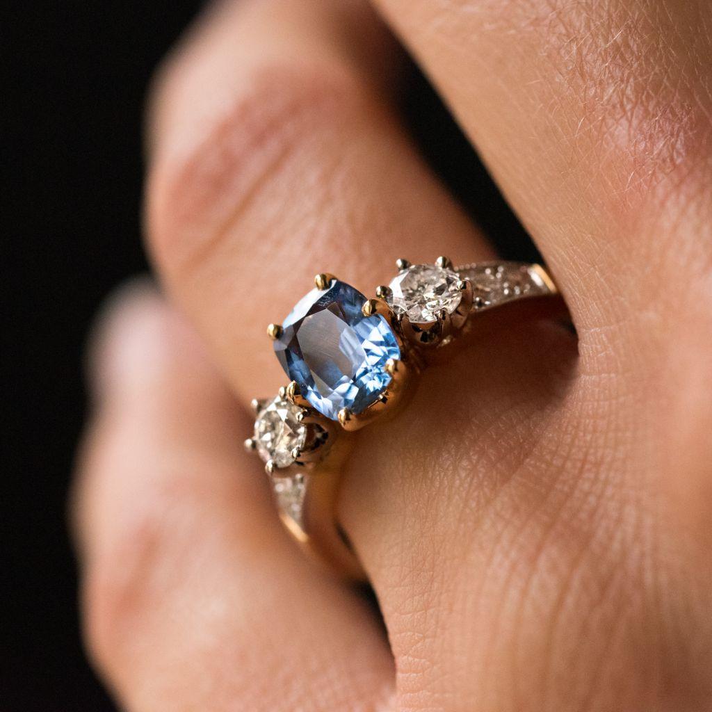 Modern Cushion- Cut Blue Sapphire Diamond 18 Karat Yellow Gold Ring In New Condition In Poitiers, FR