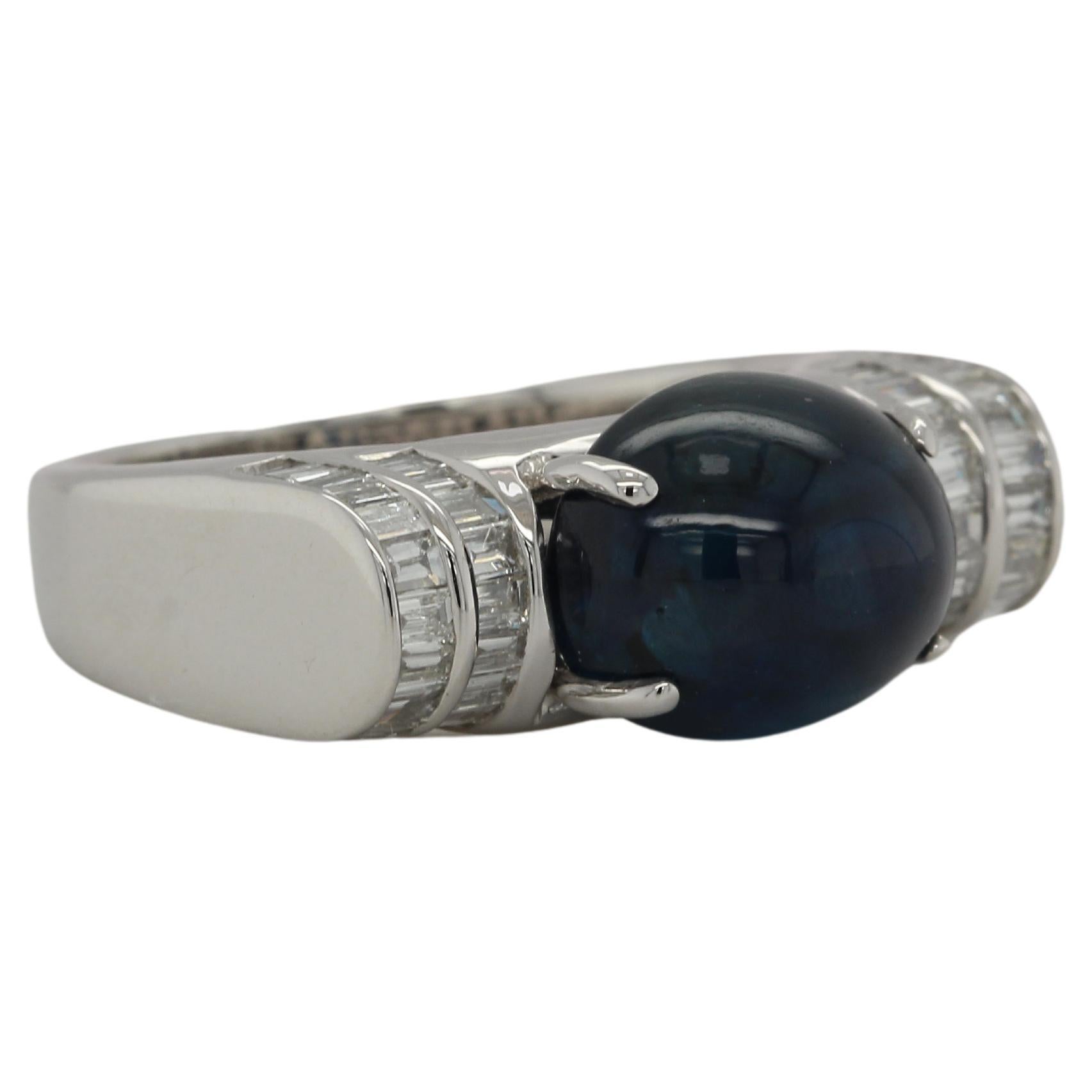 Bague en or 18 carats avec saphir bleu et diamants Unisexe en vente