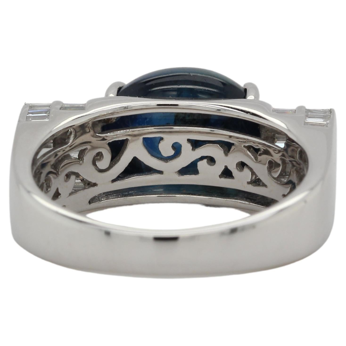 Bague en or 18 carats avec saphir bleu et diamants en vente 2