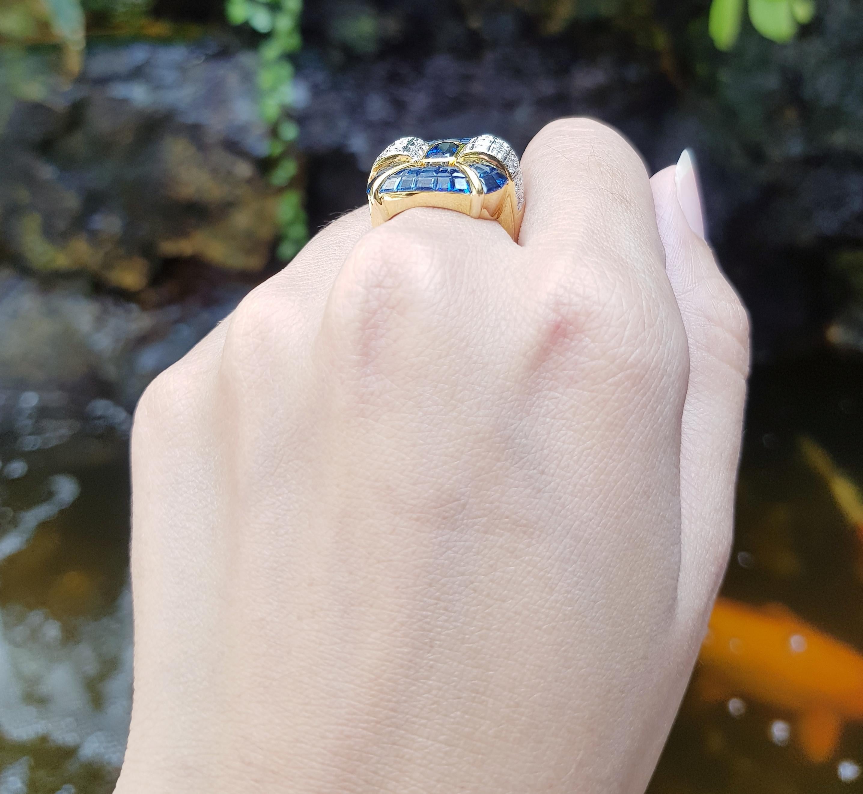 Contemporary Blue Sapphire and Diamond Ring Set in 18 Karat Gold Settings For Sale