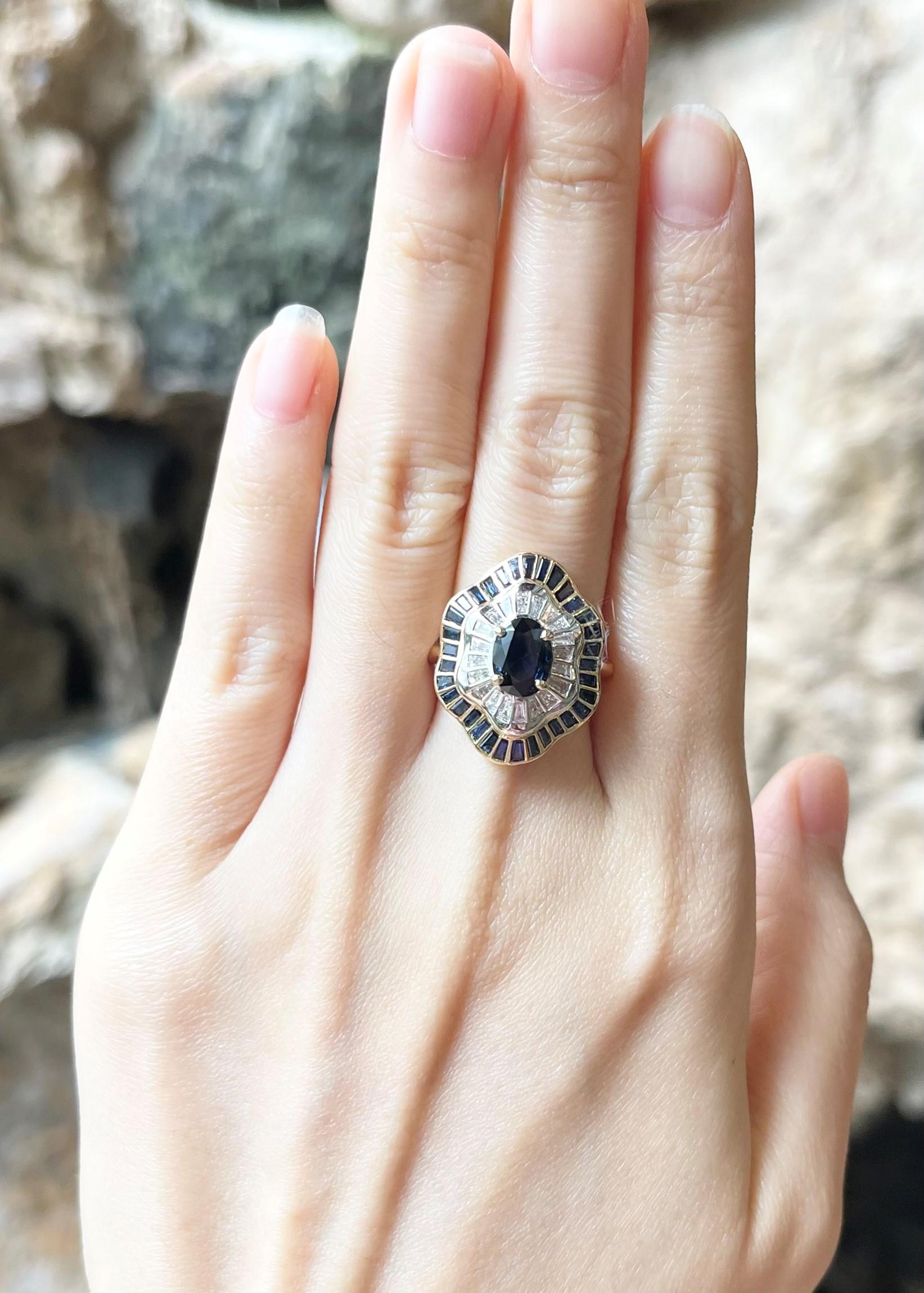 Ring mit blauem Saphir und Diamant in 18 Karat Goldfassungen gefasst (Ovalschliff) im Angebot