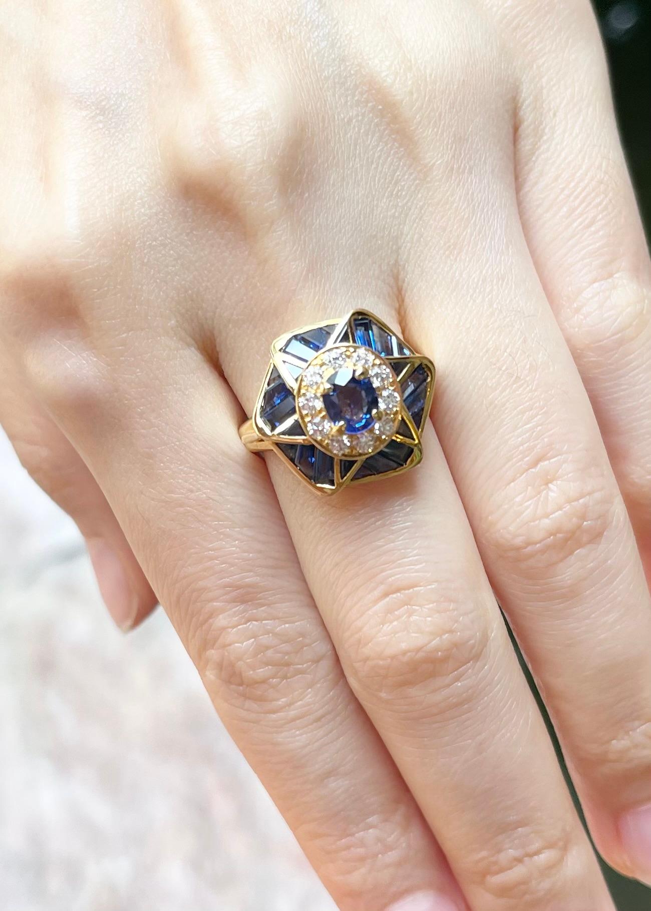 Blue Sapphire and Diamond Ring set in 18K Gold Settings In New Condition For Sale In Bangkok, TH