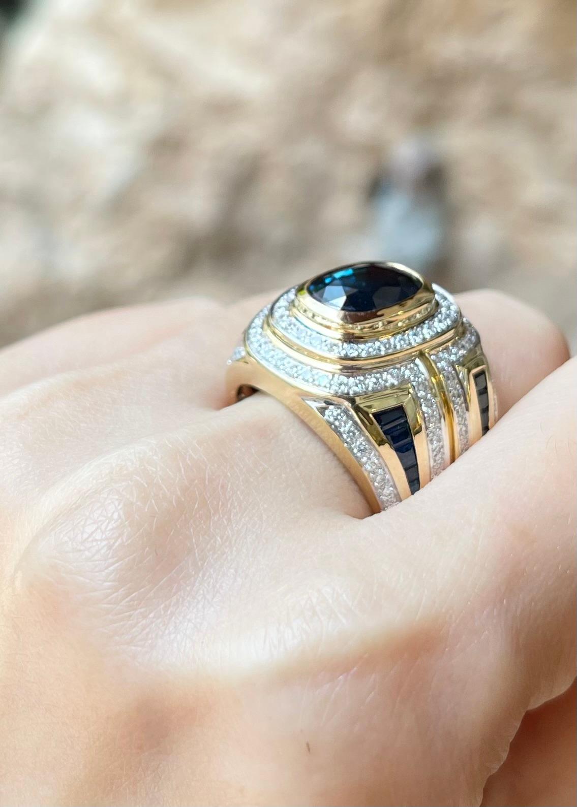 Blue Sapphire and Diamond Ring set in 18K Gold Settings In New Condition For Sale In Bangkok, TH