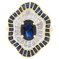 Anillo de zafiro azul y diamantes engastados en oro de 18 quilates