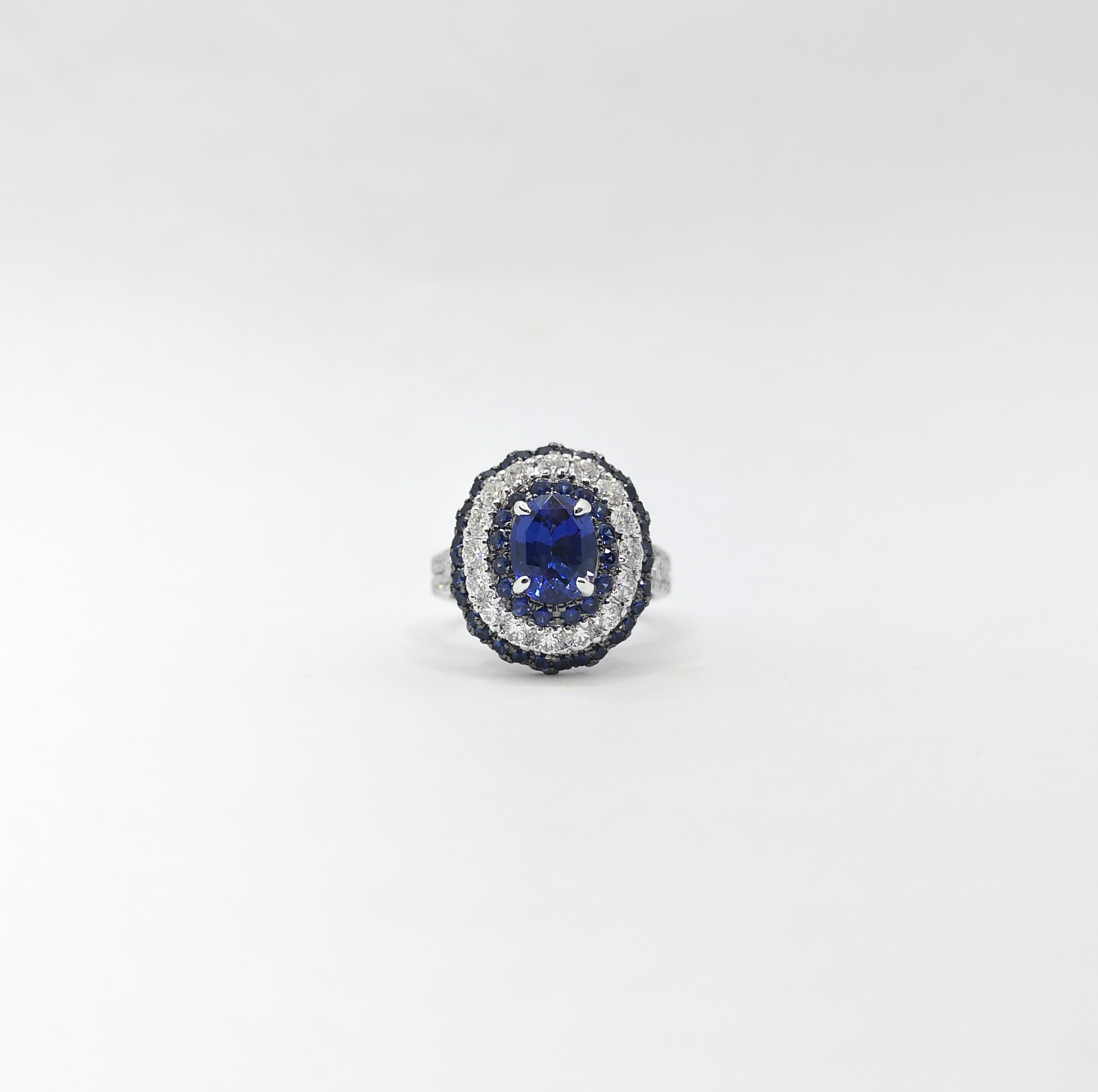 Bague en or blanc 18 carats sertie de saphirs bleus et de diamants en vente 4