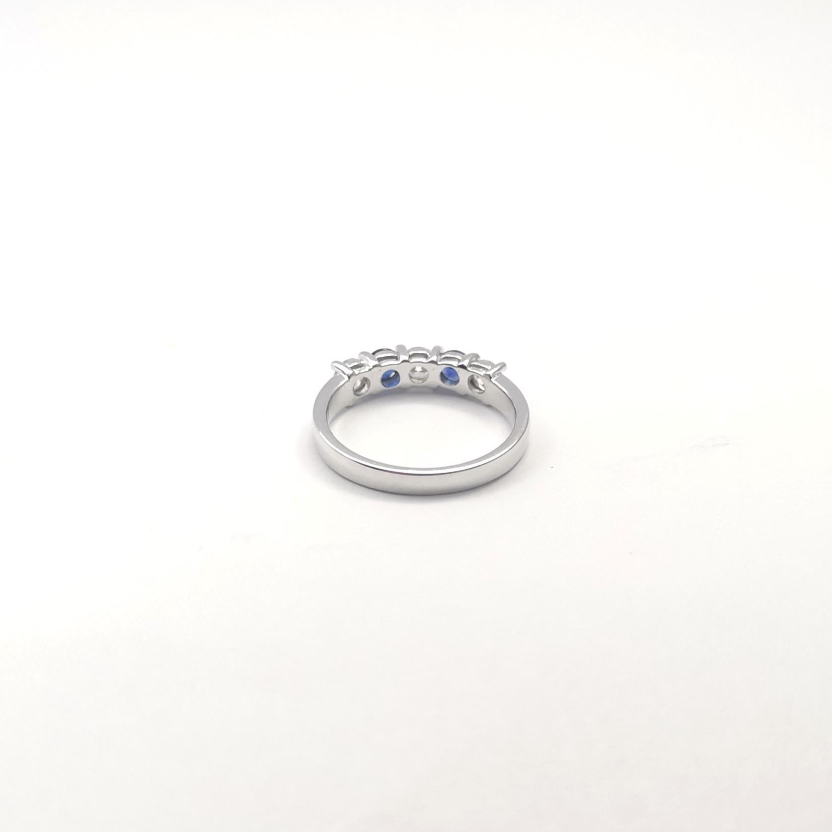 Bague en or blanc 18 carats sertie de saphirs bleus et de diamants en vente 4