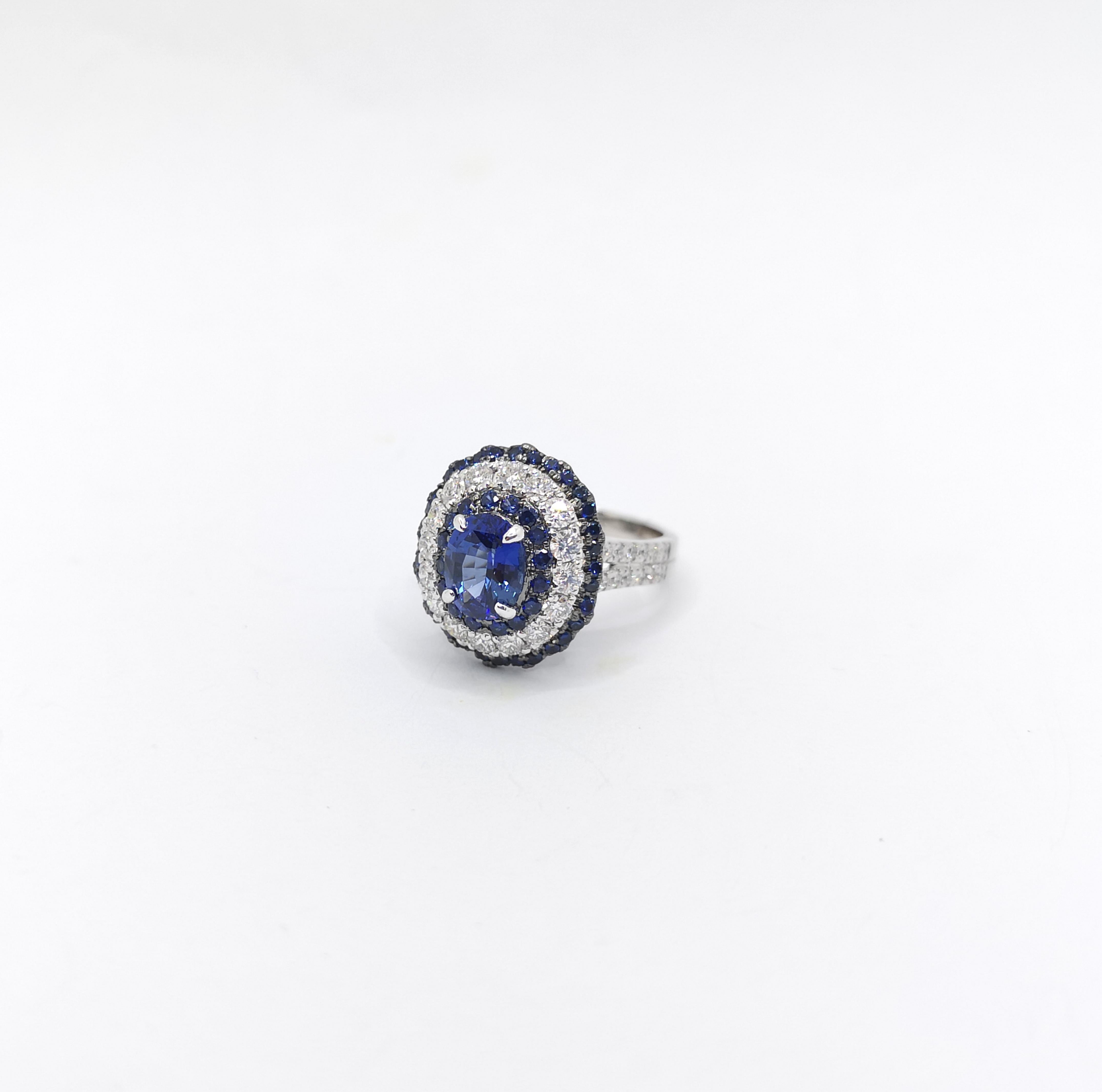Bague en or blanc 18 carats sertie de saphirs bleus et de diamants en vente 5