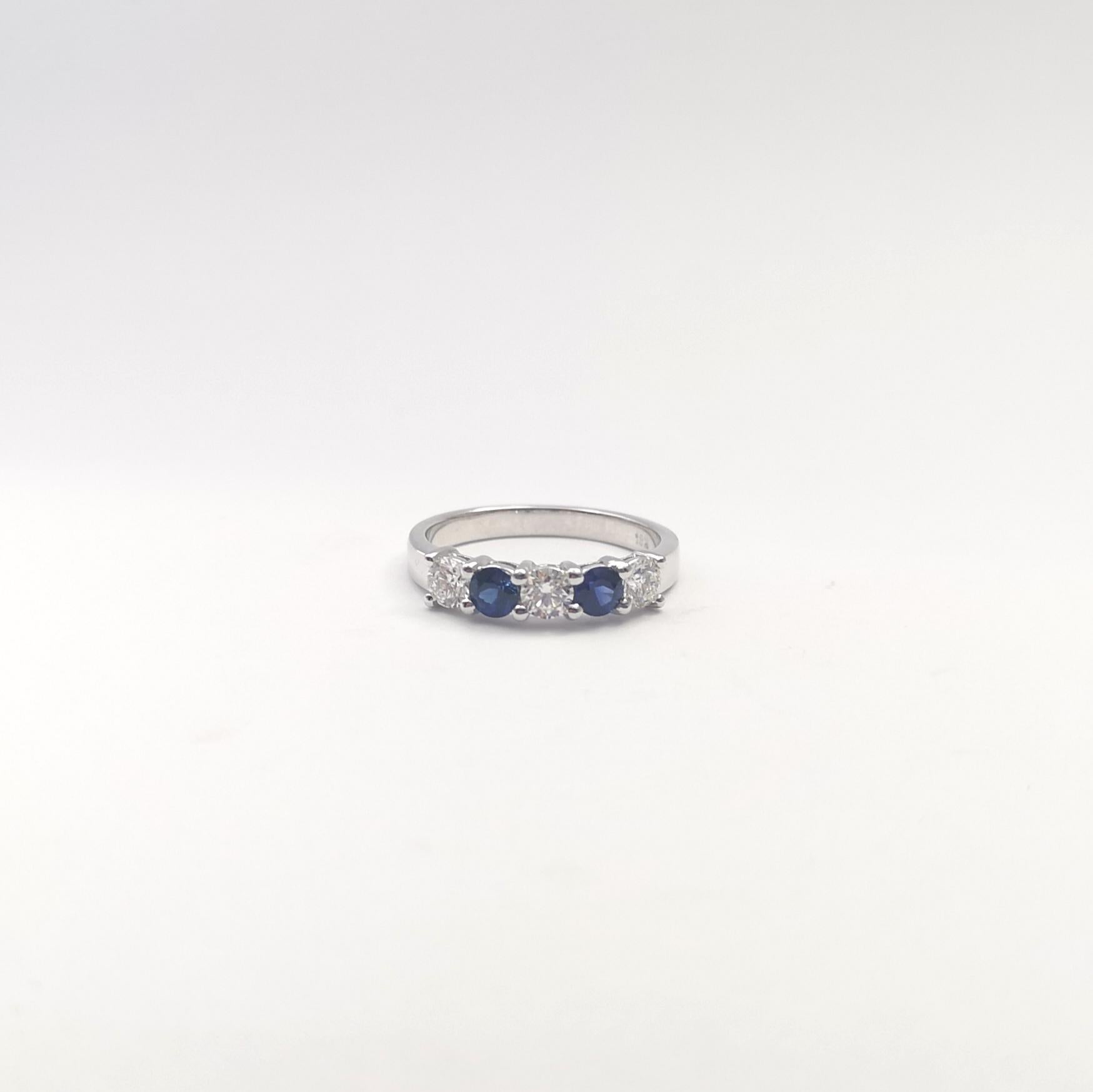 Bague en or blanc 18 carats sertie de saphirs bleus et de diamants en vente 5