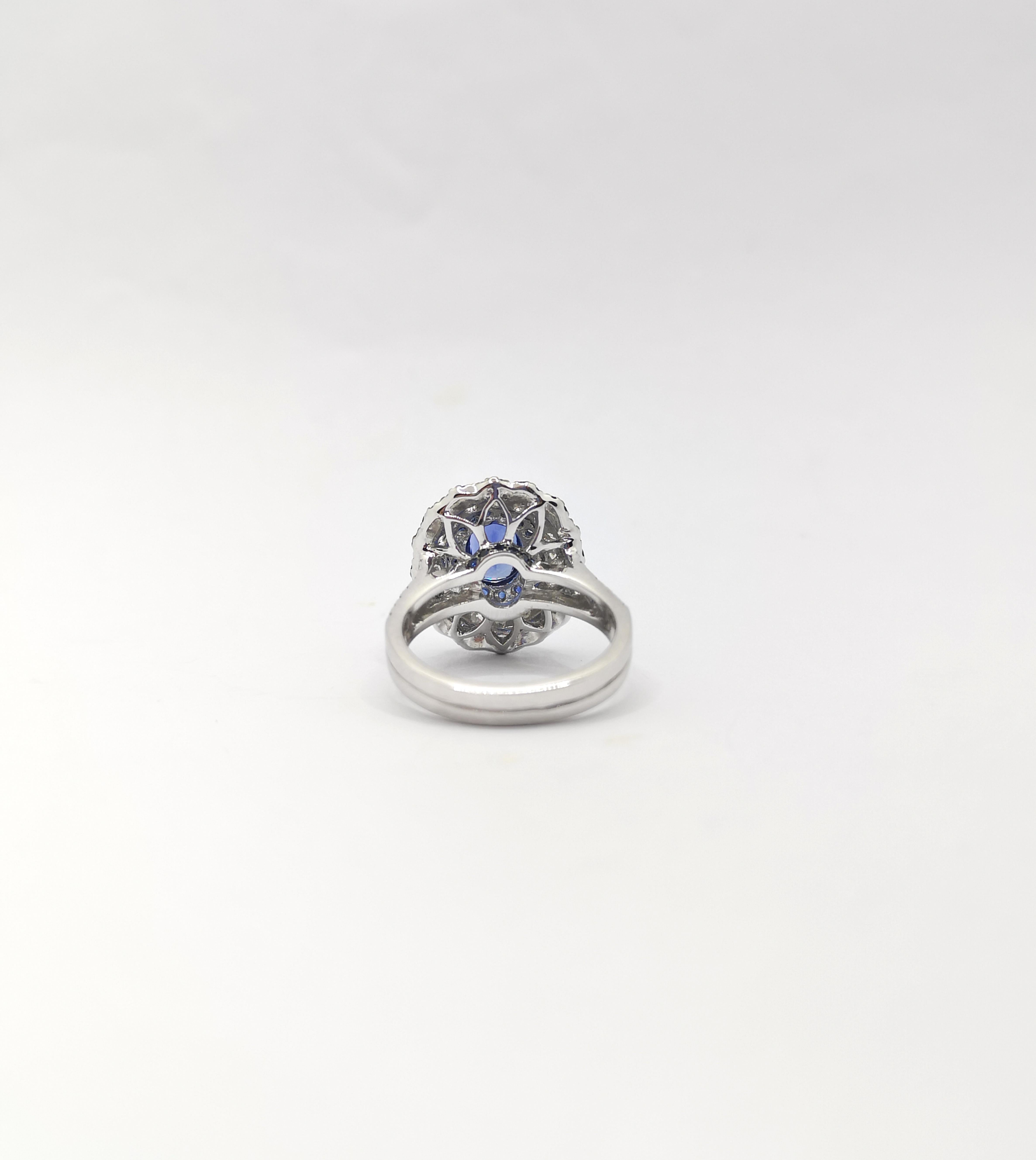 Bague en or blanc 18 carats sertie de saphirs bleus et de diamants en vente 6