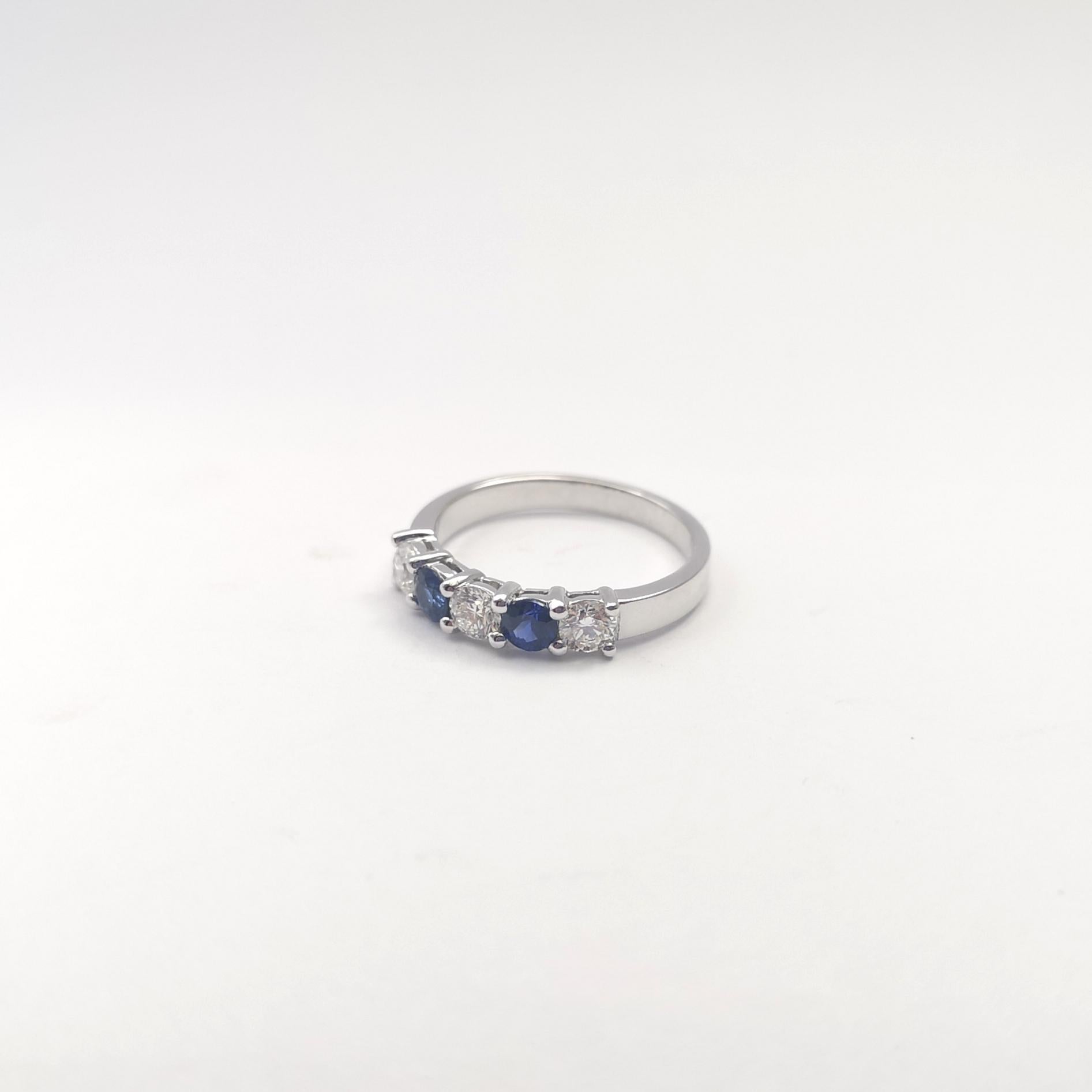 Bague en or blanc 18 carats sertie de saphirs bleus et de diamants en vente 6