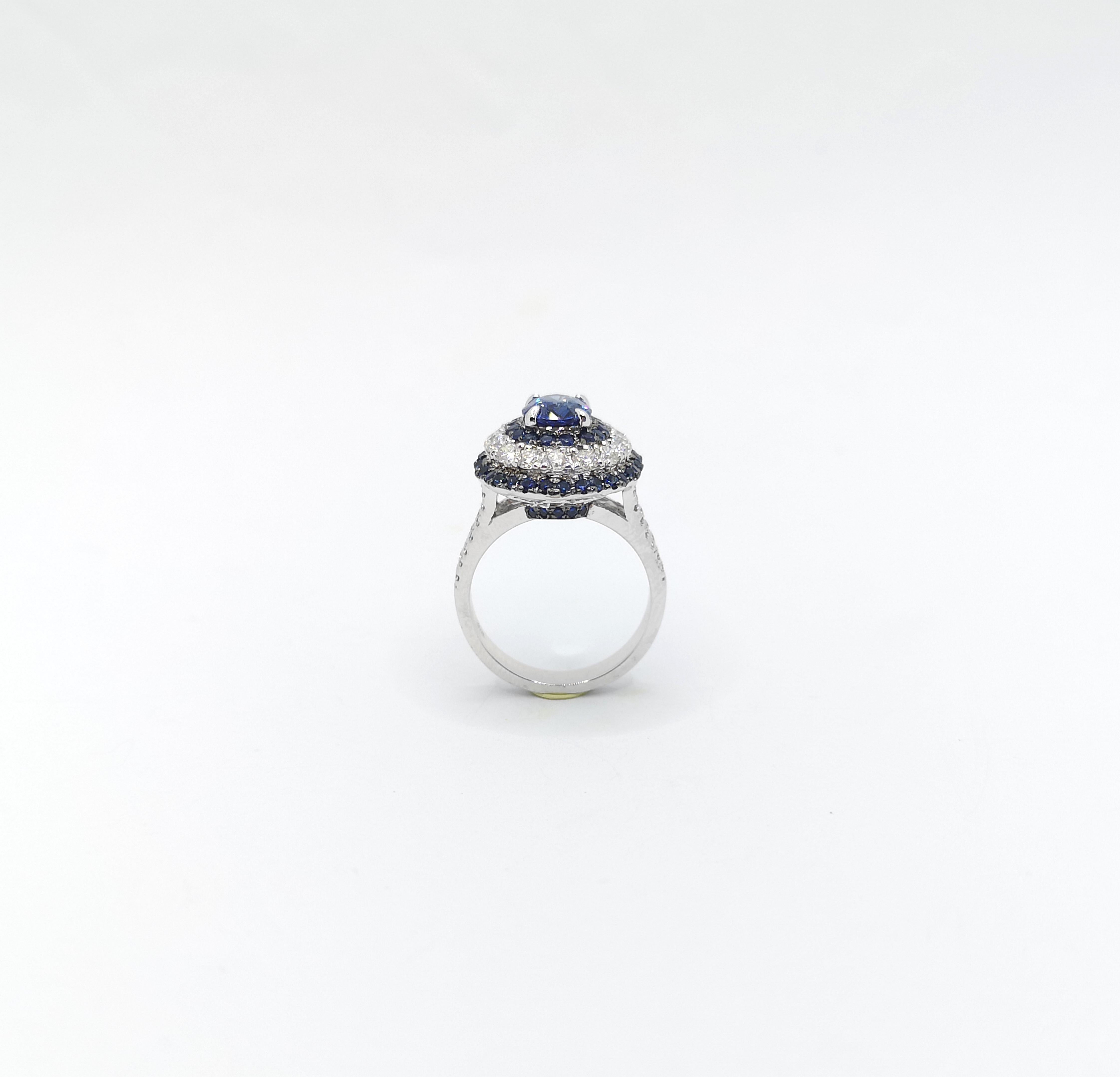 Bague en or blanc 18 carats sertie de saphirs bleus et de diamants en vente 7