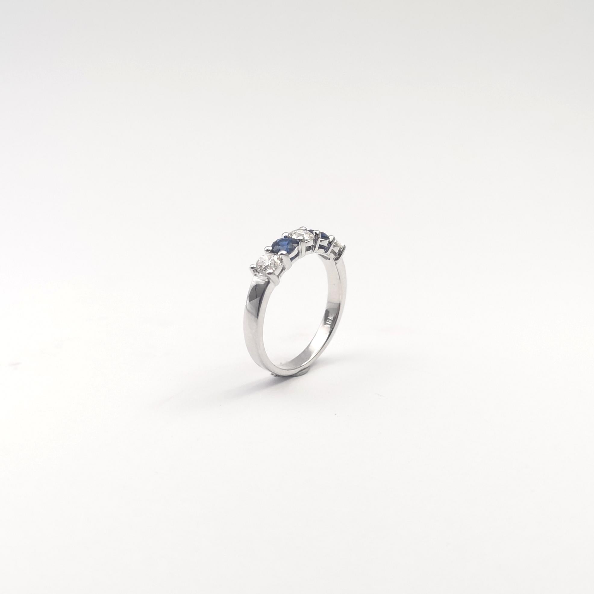 Bague en or blanc 18 carats sertie de saphirs bleus et de diamants en vente 7
