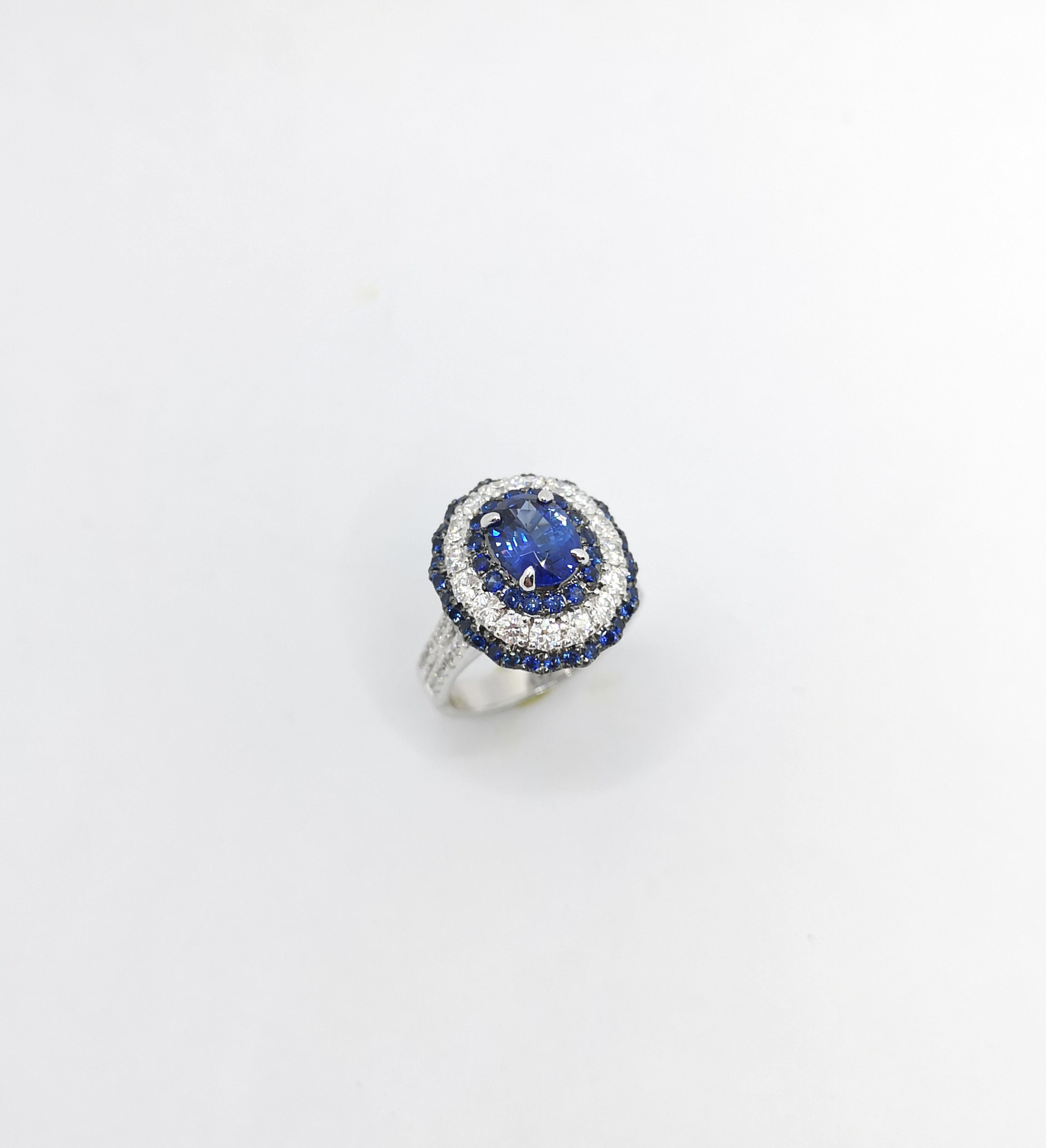 Bague en or blanc 18 carats sertie de saphirs bleus et de diamants en vente 8