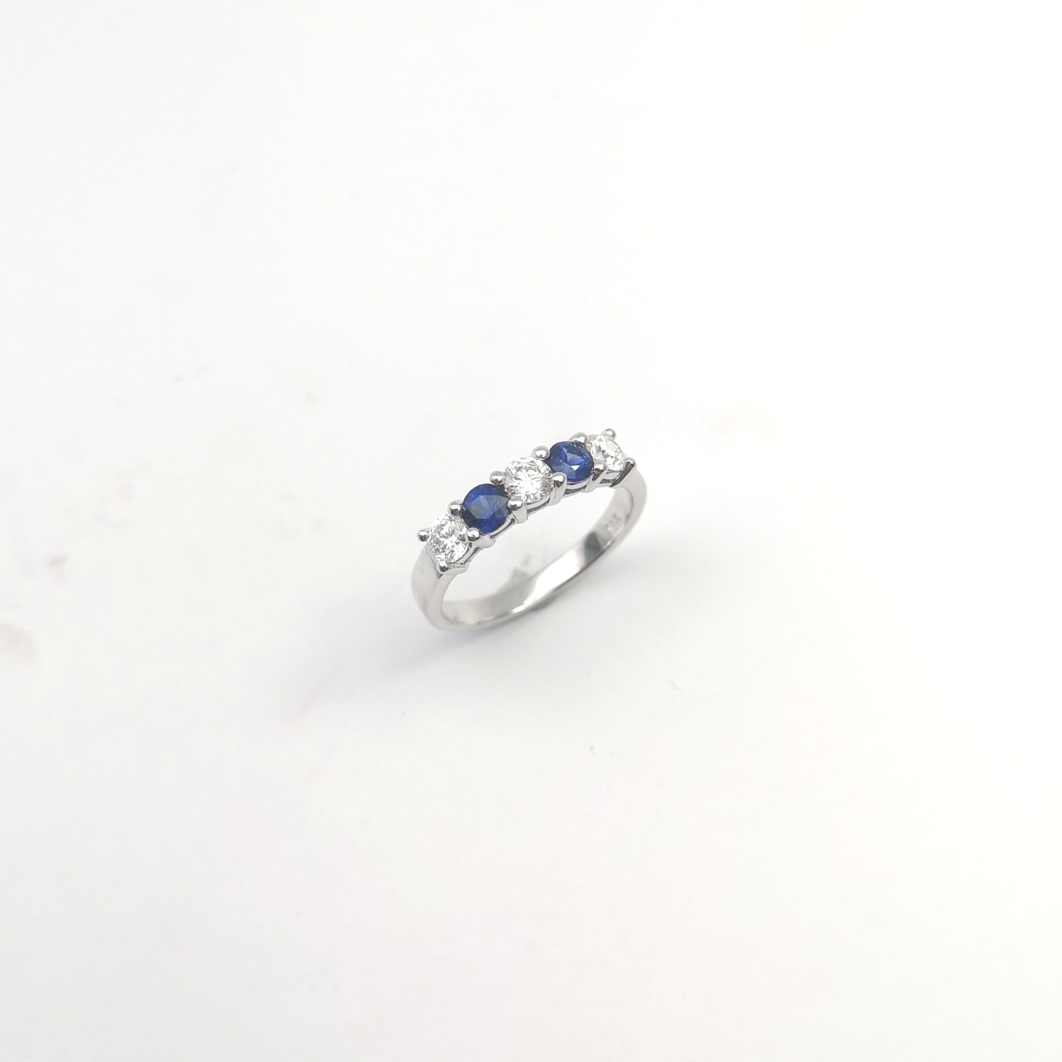 Bague en or blanc 18 carats sertie de saphirs bleus et de diamants en vente 8