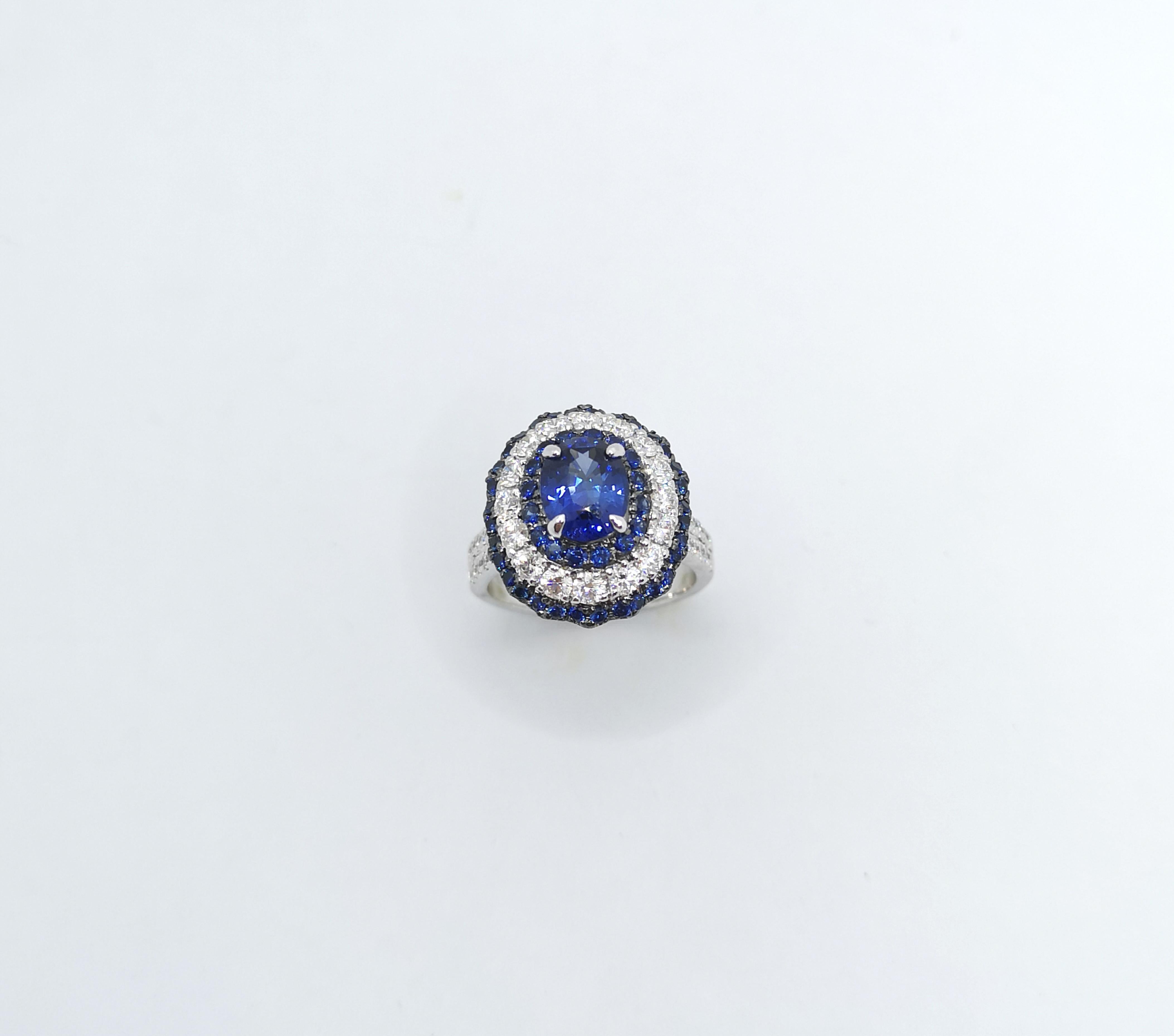 Bague en or blanc 18 carats sertie de saphirs bleus et de diamants en vente 9