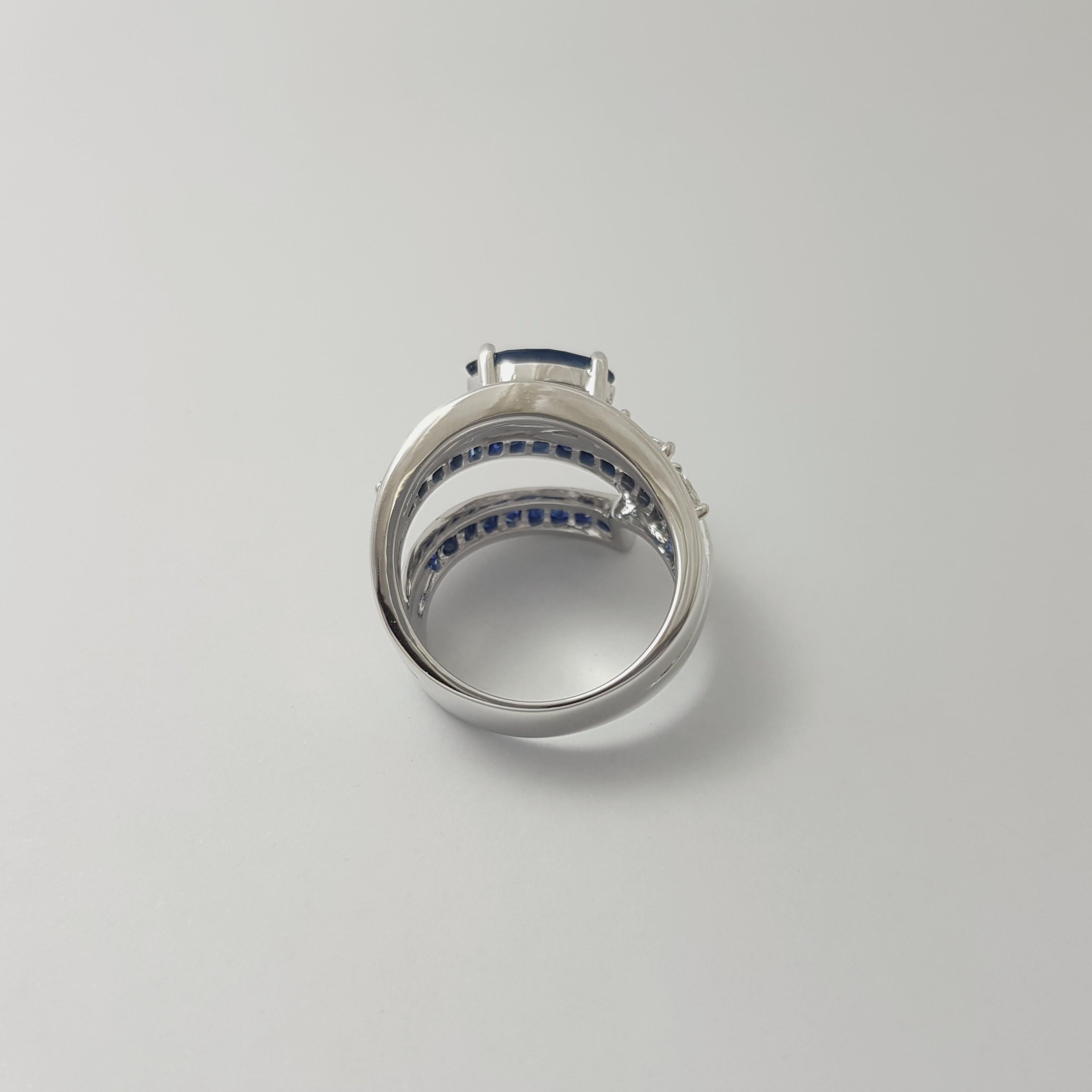 Anello con zaffiro blu e diamante incastonato in oro bianco 18 carati in vendita 9