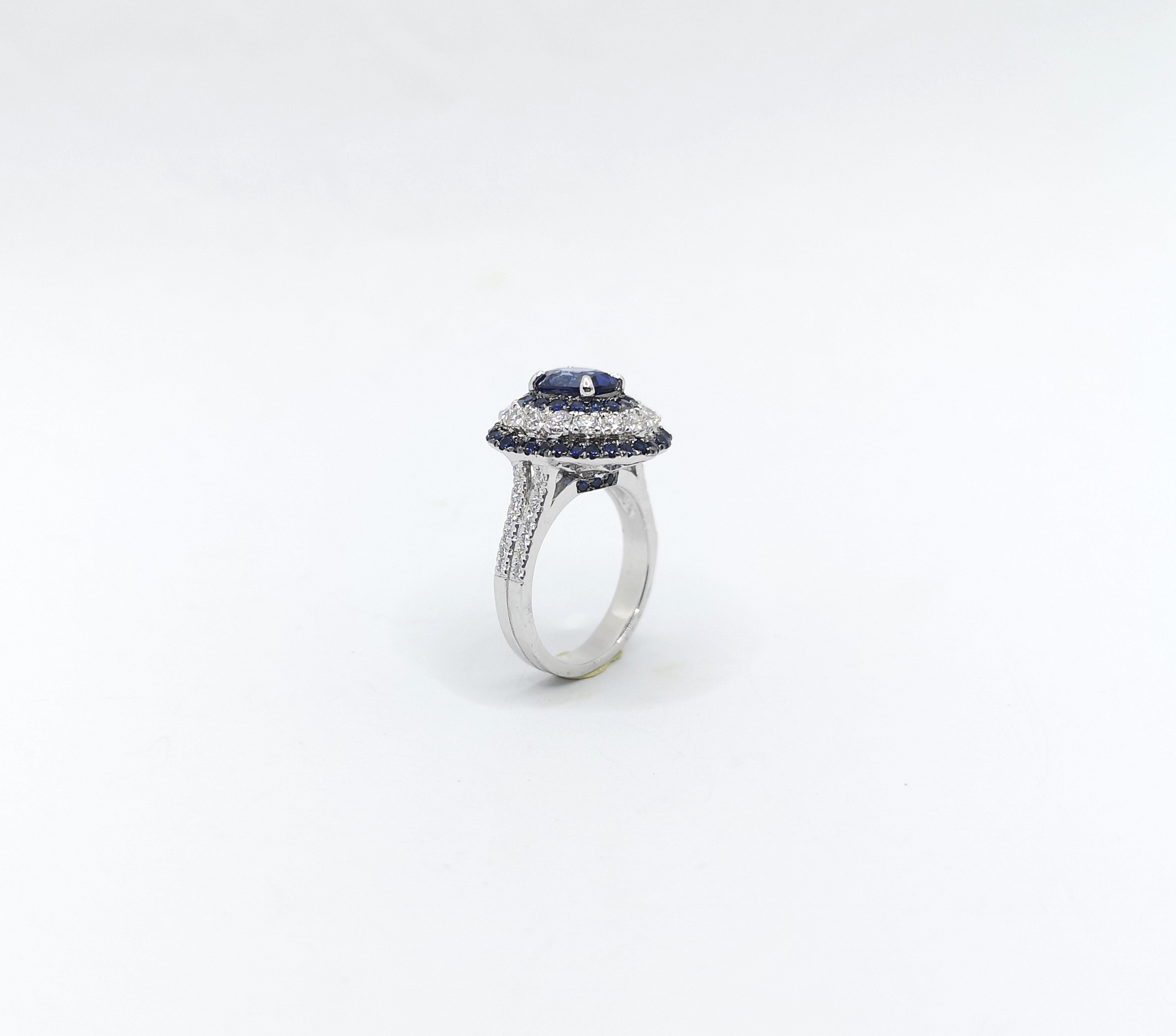 Bague en or blanc 18 carats sertie de saphirs bleus et de diamants en vente 10