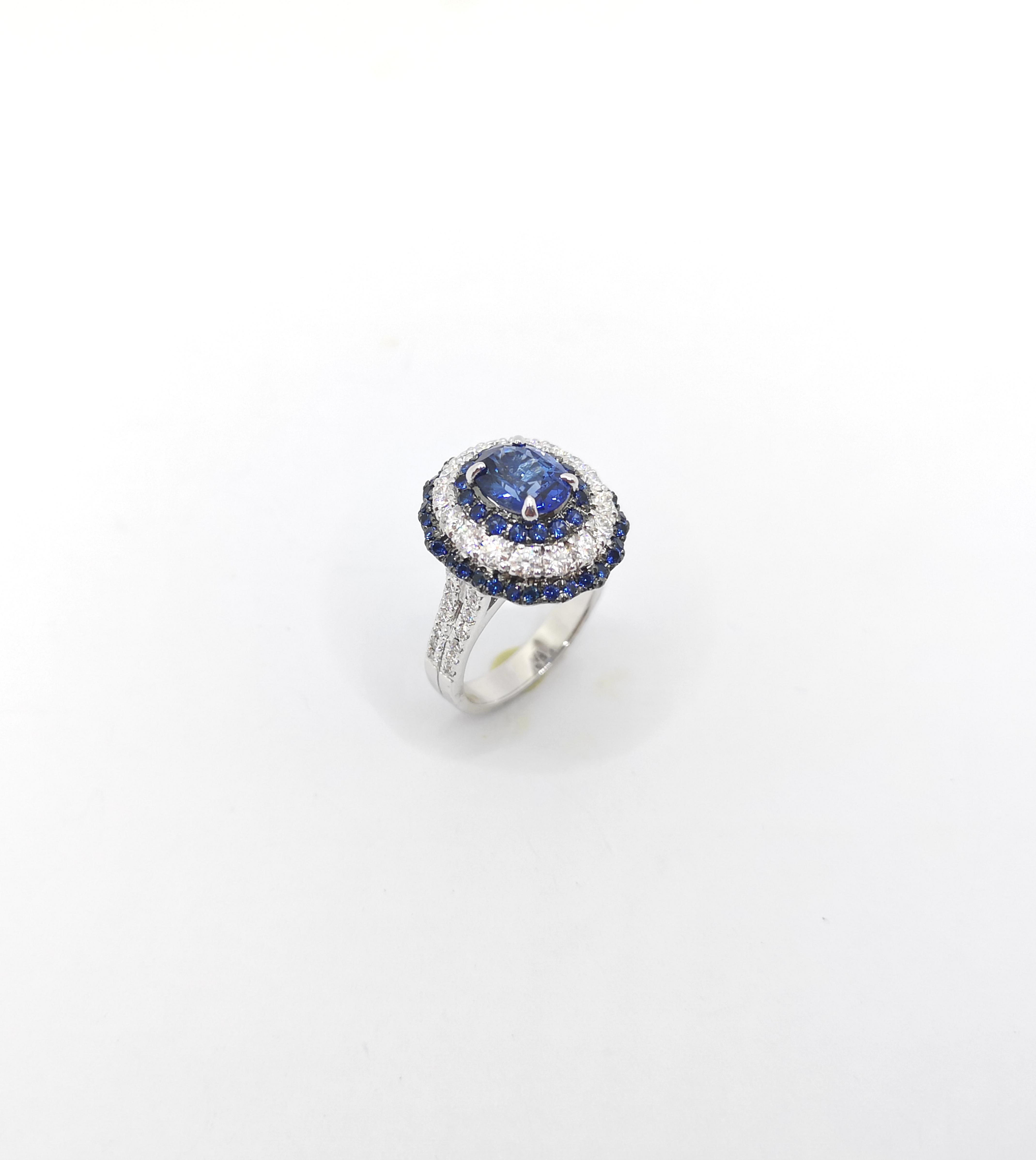Bague en or blanc 18 carats sertie de saphirs bleus et de diamants en vente 11