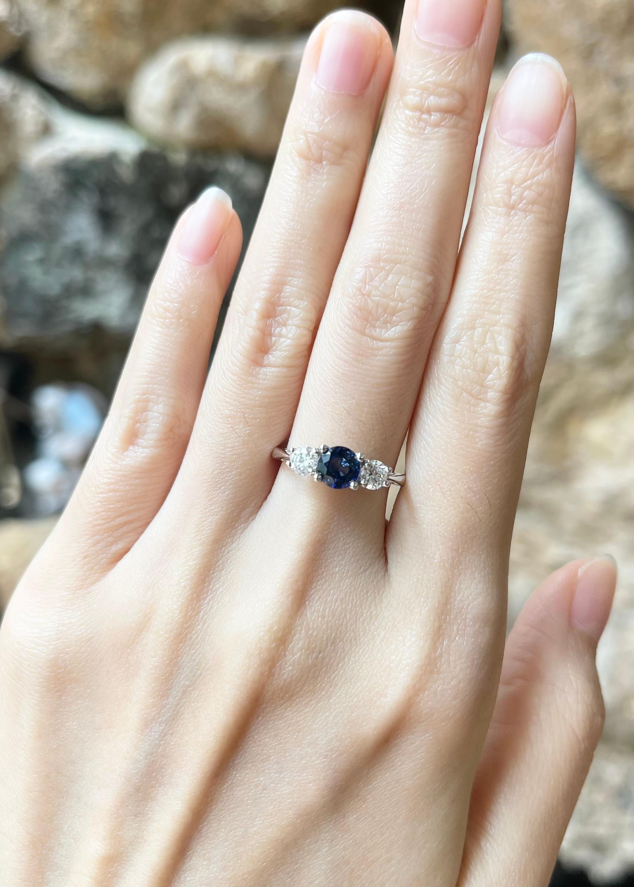 Ring mit blauem Saphir (0,94 Karat) und Diamant (0,49 Karat) in einer Fassung aus 18 Karat Weißgold

Breite:  1,4 cm 
Länge: 0.5 cm
Ringgröße: 52
Gesamtgewicht: 3,38 Gramm

