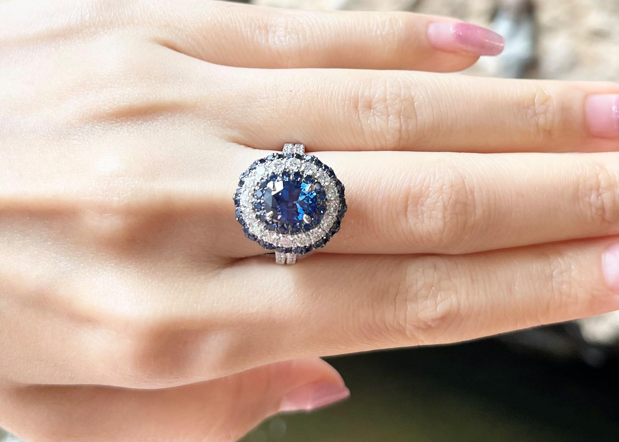 Saphir bleu 1,71 carats avec saphir bleu 0,45 carat et diamant 0,77 carat Bague en or blanc 18 carats

Largeur :  1,5 cm 
Longueur : 1.7 cm
Taille de l'anneau : 53
Poids total : 9,89 grammes

