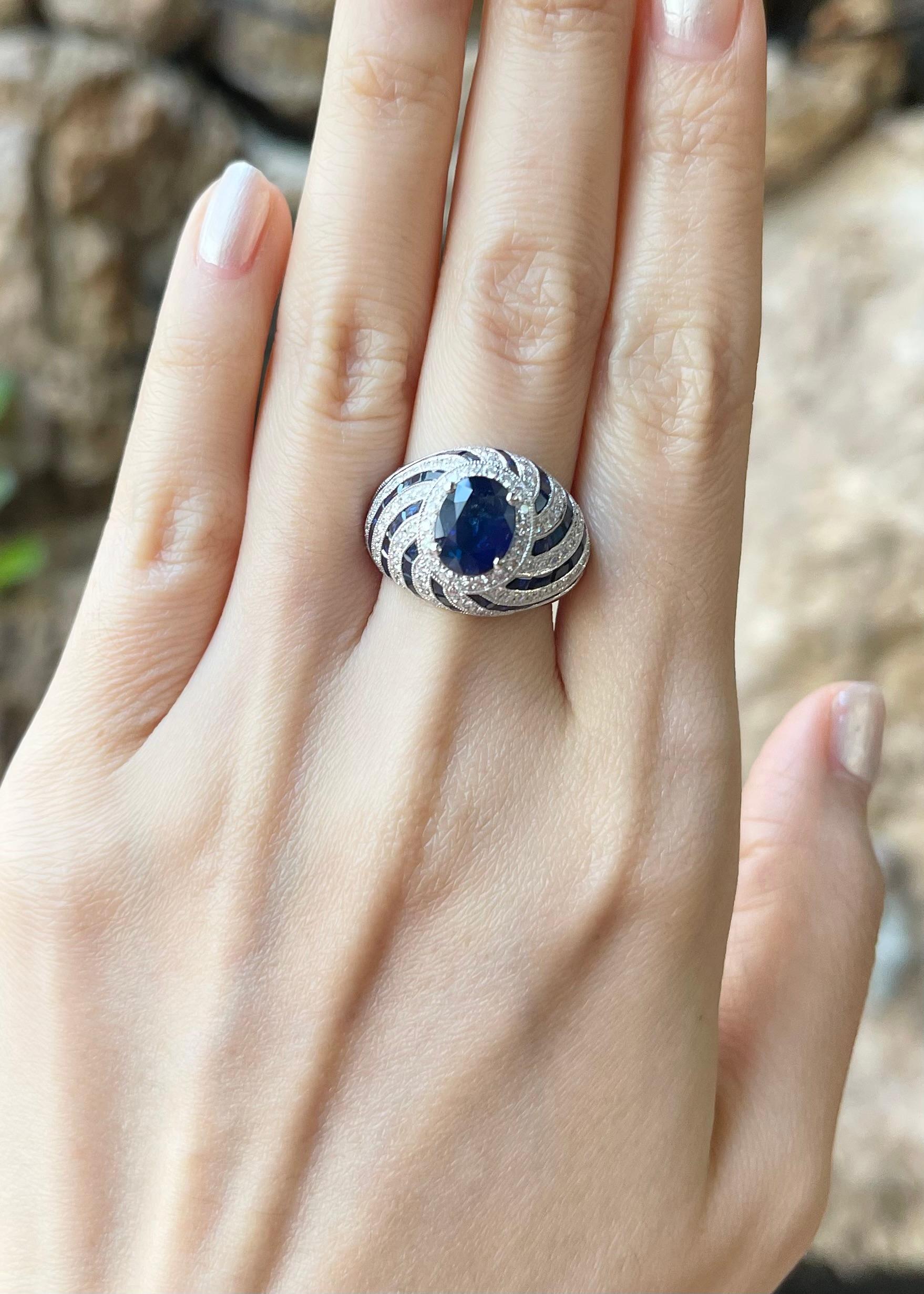 Ring mit blauem Saphir (2,49 Karat), blauem Saphir (2,26 Karat) und Diamant (0,98 Karat) in einer Fassung aus 18 Karat Weißgold

Breite:  2.2 cm 
Länge: 1.7 cm
Ringgröße: 54
Gesamtgewicht: 11,41 Gramm

