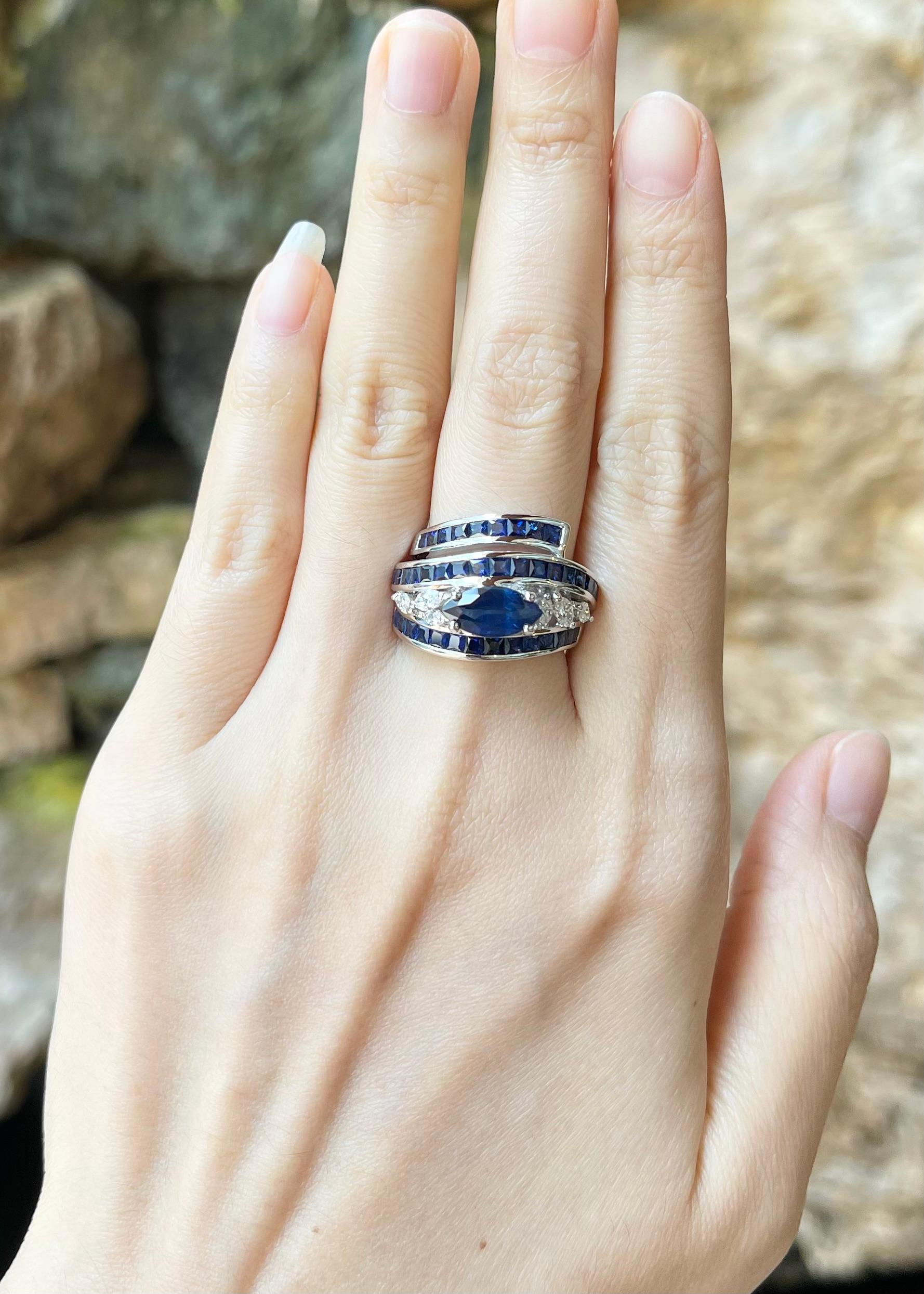 Zaffiro blu da 1,72 carati, zaffiro blu da 2,98 carati e diamante da 0,41 carati incastonati in oro bianco 18 carati

Larghezza:  2.4 cm 
Lunghezza: 1.6 cm
Misura dell'anello: 55
Peso totale: 12,44 grammi

