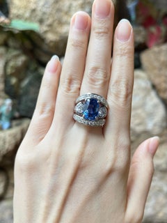 Ring mit blauem Saphir und Diamant in 18 Karat Weißgold gefasst