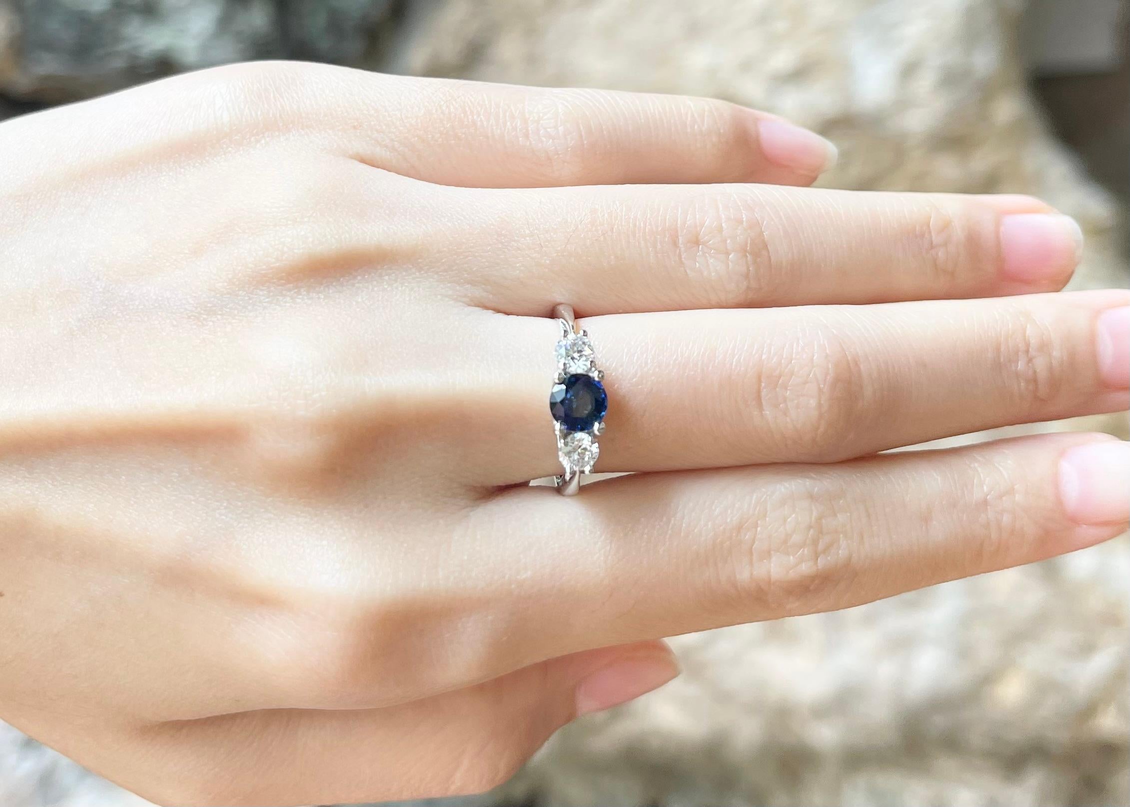 Ring mit blauem Saphir und Diamant in 18 Karat Weißgold gefasst (Zeitgenössisch) im Angebot