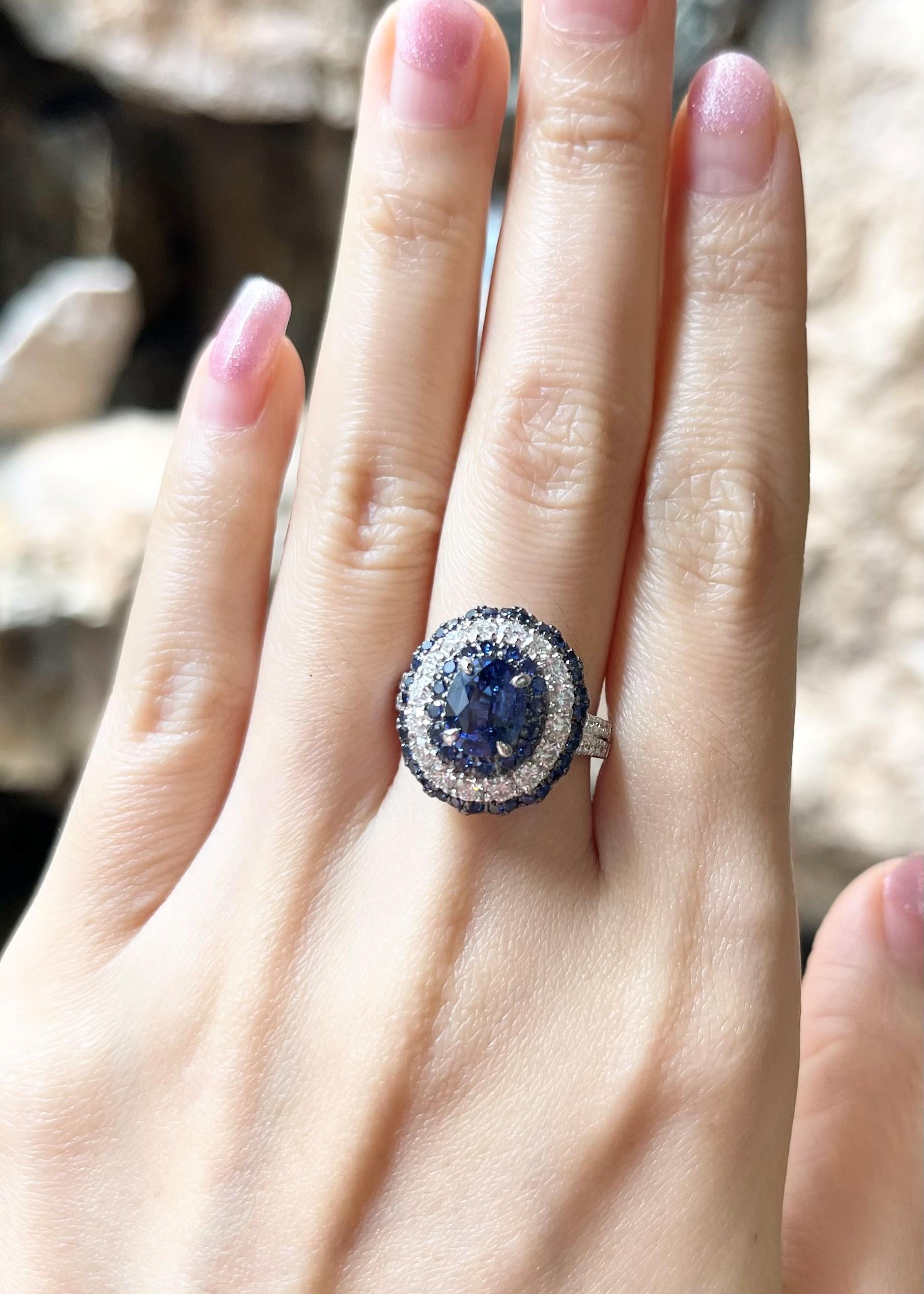 Contemporain Bague en or blanc 18 carats sertie de saphirs bleus et de diamants en vente