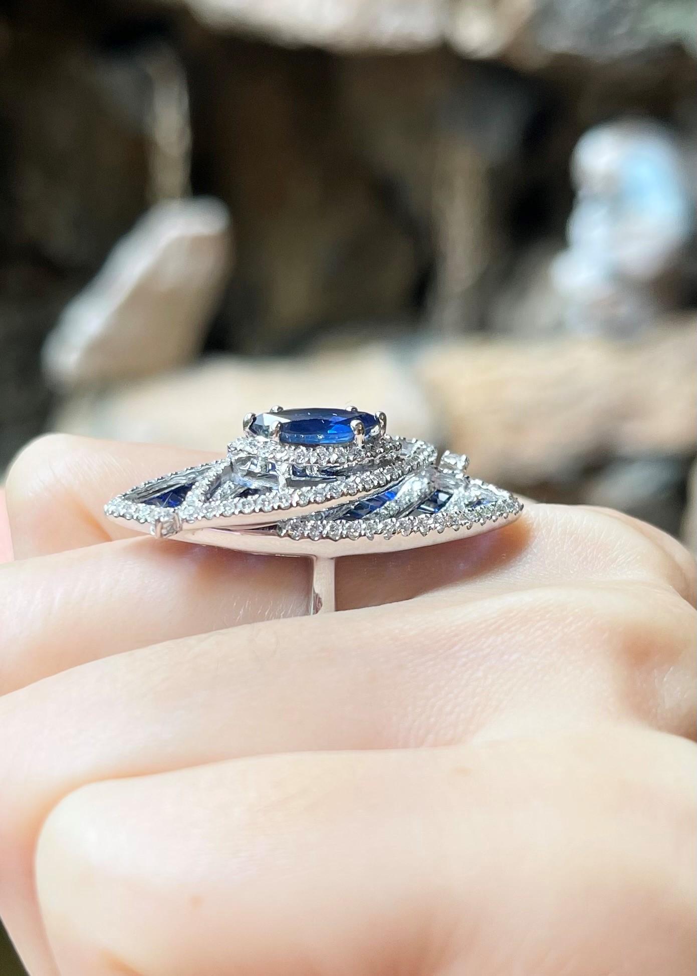 Contemporary Blue Sapphire and Diamond Ring set in 18K White Gold Settings For Sale