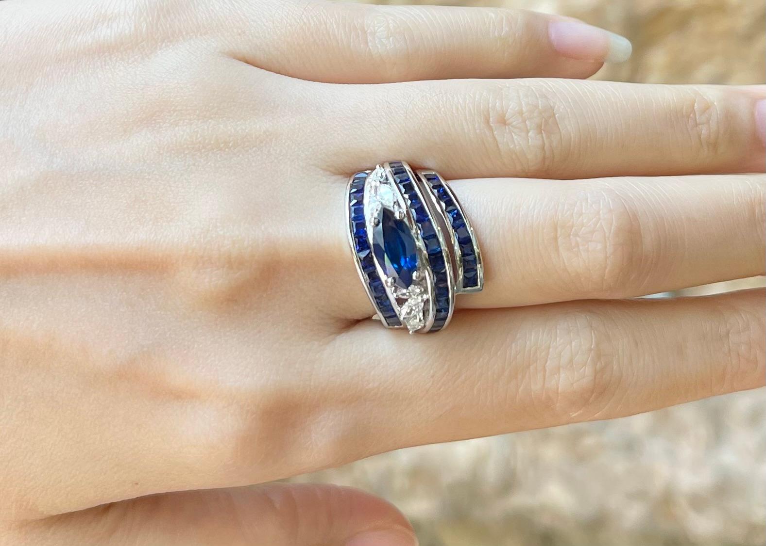 Contemporaneo Anello con zaffiro blu e diamante incastonato in oro bianco 18 carati in vendita