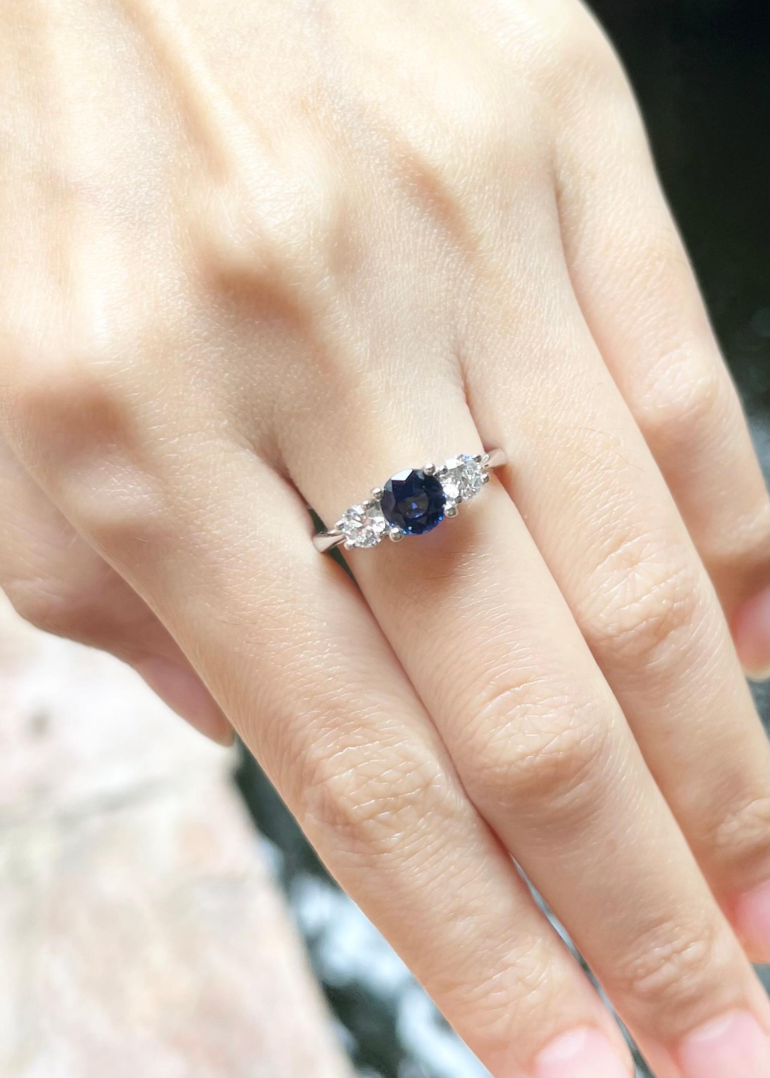 Ring mit blauem Saphir und Diamant in 18 Karat Weißgold gefasst (Rundschliff) im Angebot