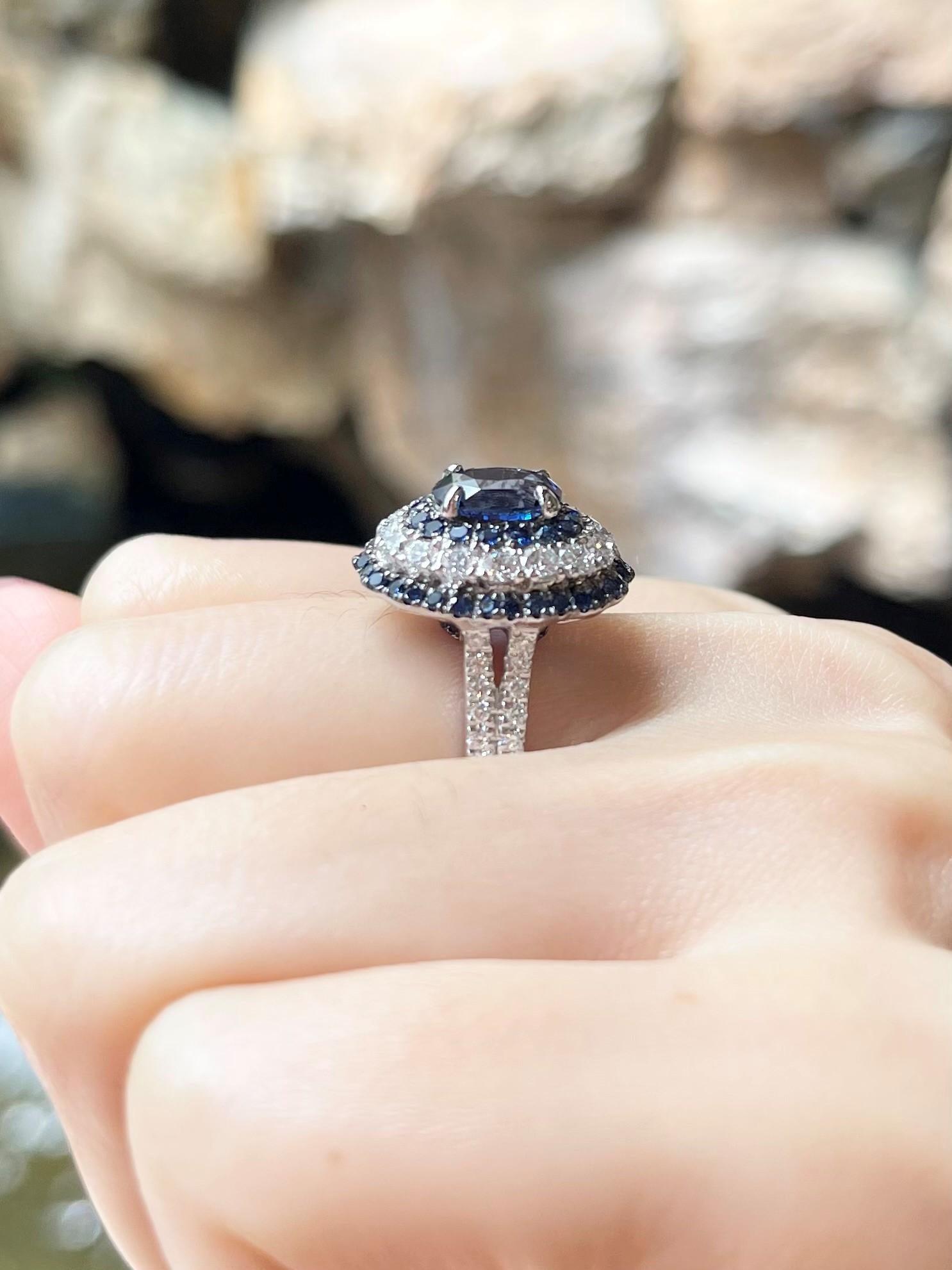 Taille ovale Bague en or blanc 18 carats sertie de saphirs bleus et de diamants en vente