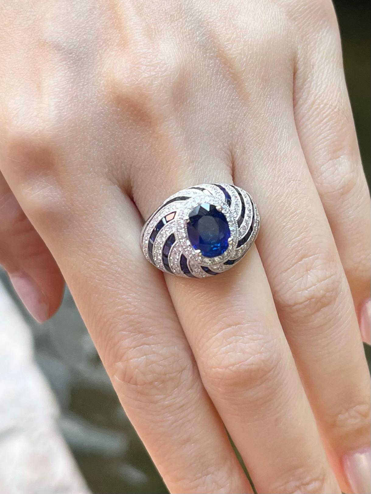 Ring mit blauem Saphir und Diamant in 18 Karat Weißgold gefasst (Ovalschliff) im Angebot