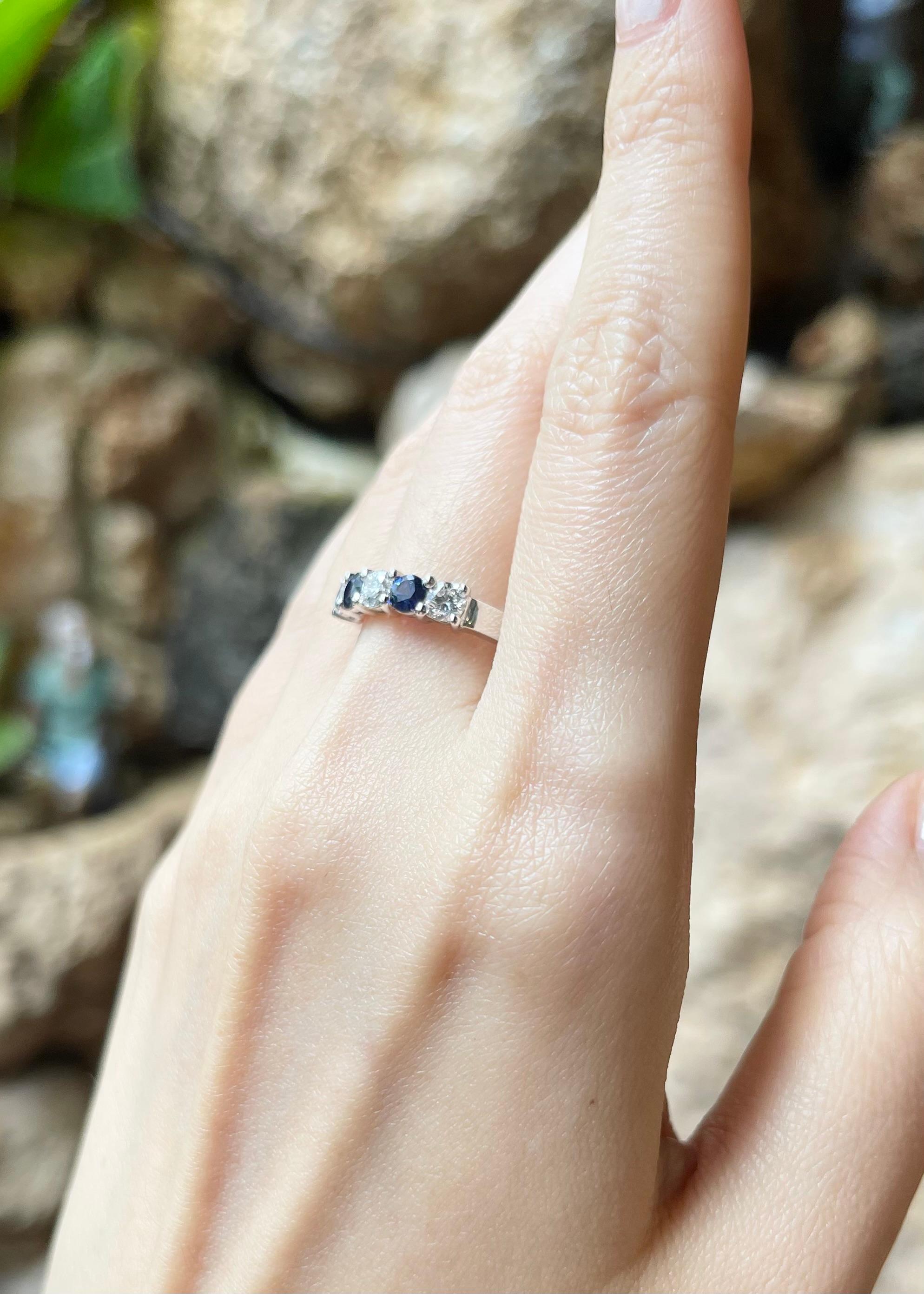 Taille ronde Bague en or blanc 18 carats sertie de saphirs bleus et de diamants en vente