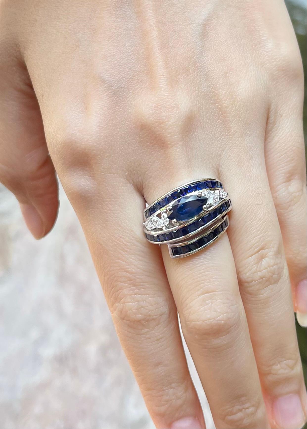 Taglio marquise Anello con zaffiro blu e diamante incastonato in oro bianco 18 carati in vendita