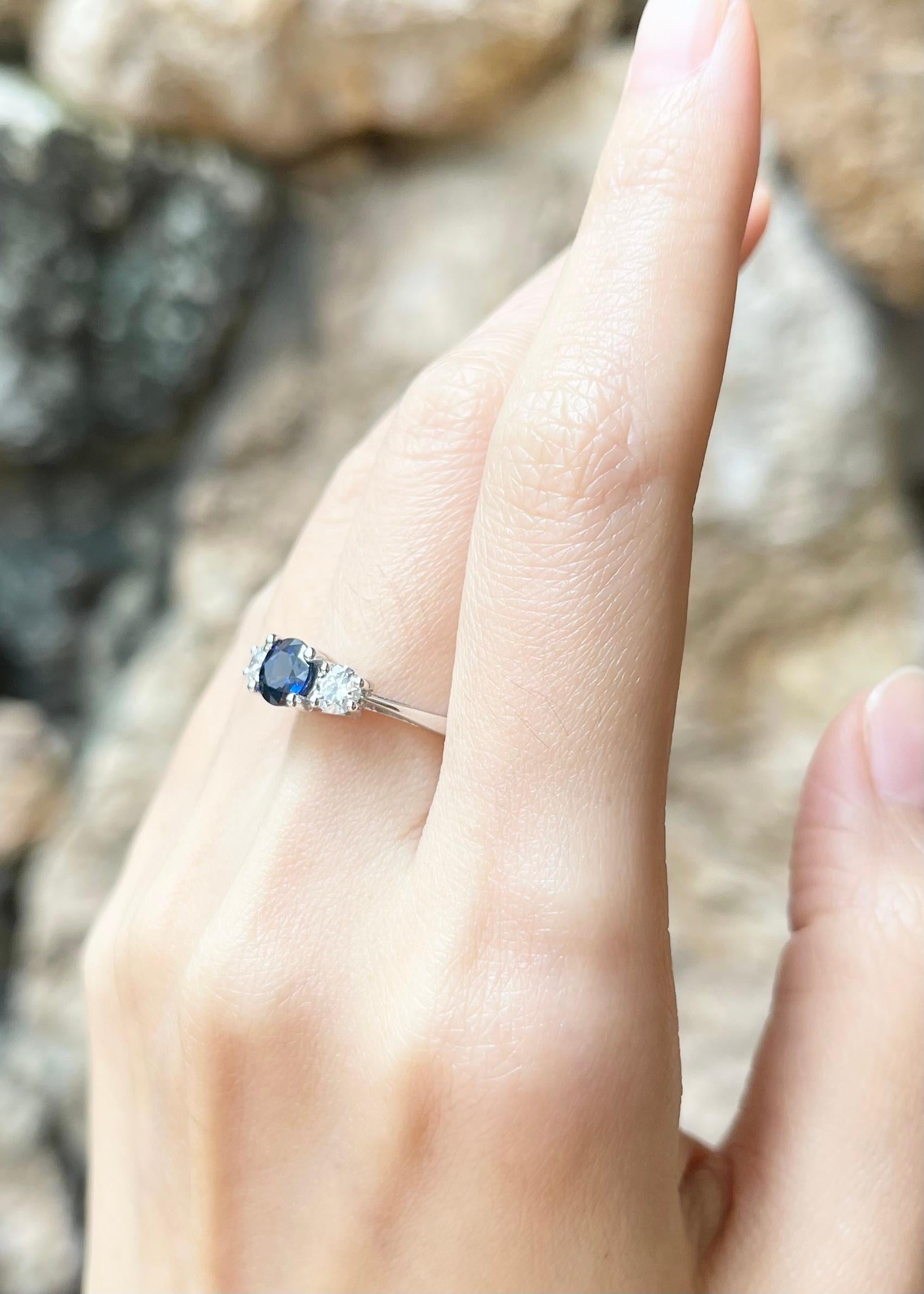 Ring mit blauem Saphir und Diamant in 18 Karat Weißgold gefasst im Zustand „Neu“ im Angebot in Bangkok, TH