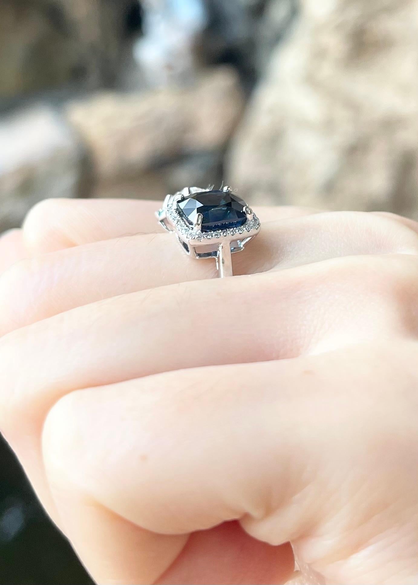 Blue Sapphire and Diamond Ring set in 18K White Gold Settings In New Condition For Sale In Bangkok, TH